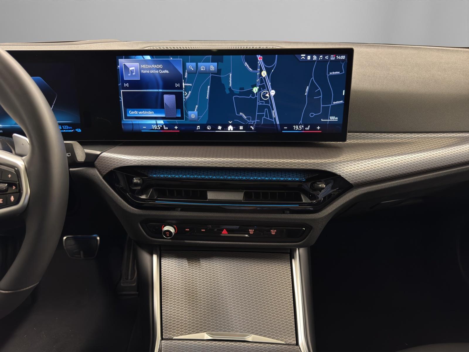 BMW 330e xDrive Touring-image-17