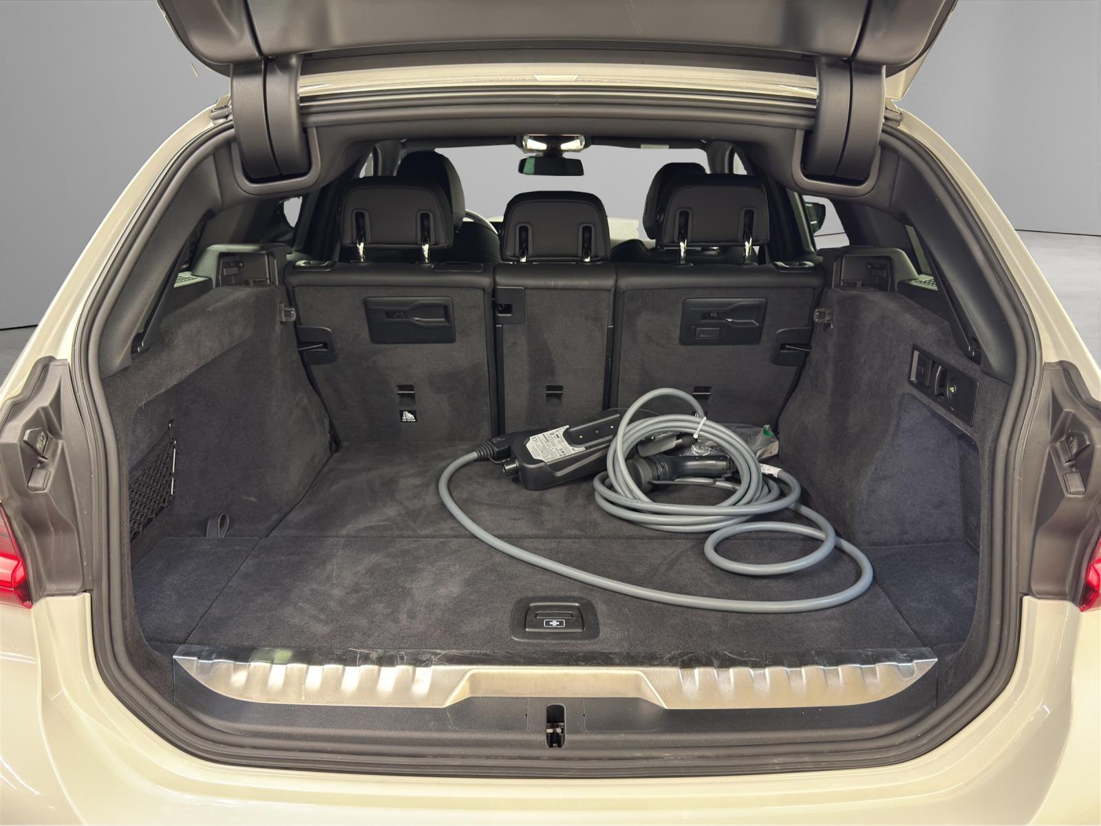 BMW 330e xDrive Touring-image-9