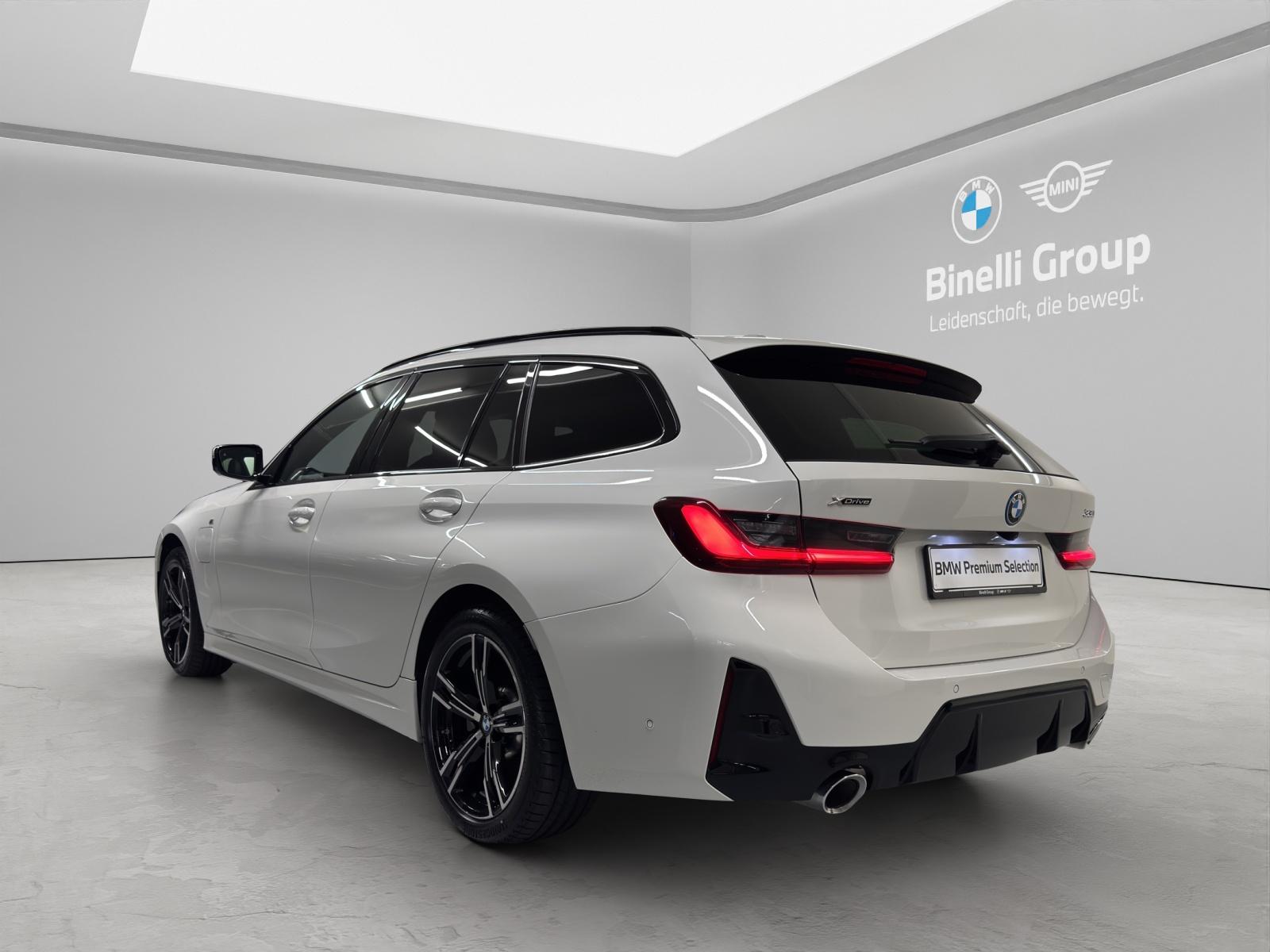 BMW 330e xDrive Touring-showroom-element-2