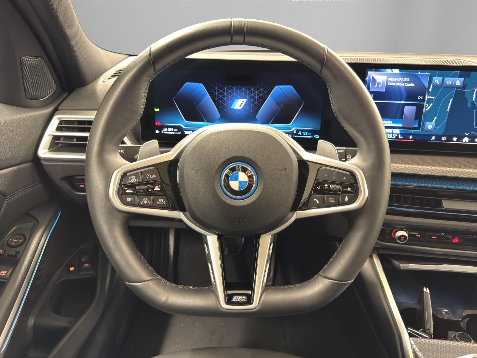 BMW 330e xDrive Touring-image-15
