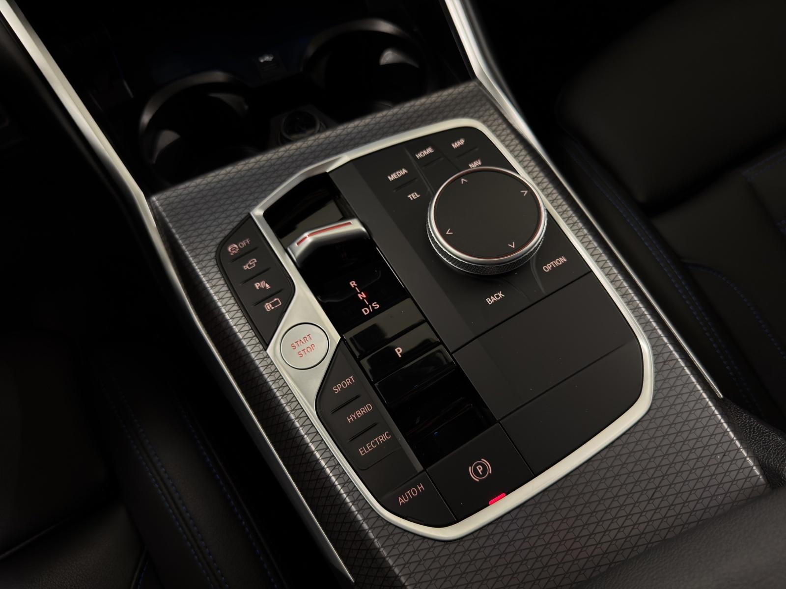BMW 330e xDrive Touring-image-16