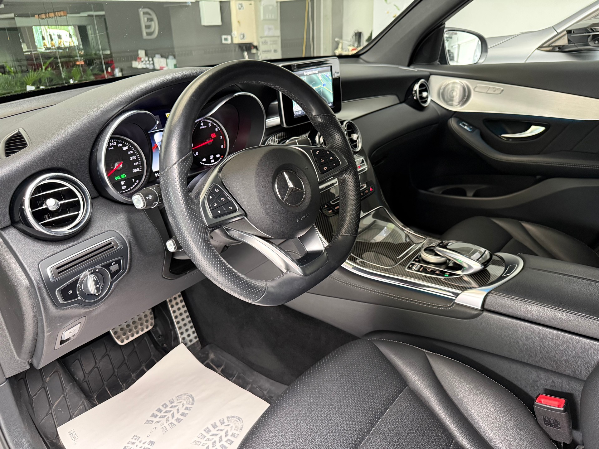 MERCEDES-BENZ GLC 250 AMG Line 4Matic 9G-Tronic-image-10