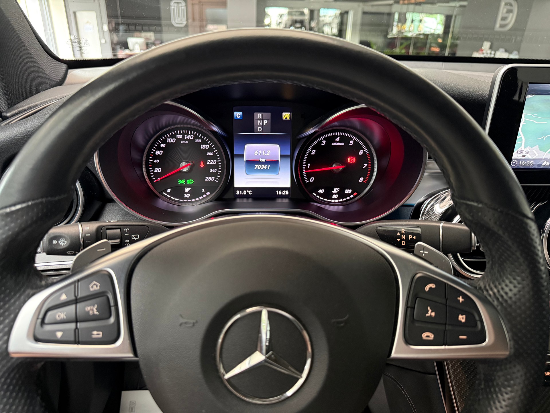 MERCEDES-BENZ GLC 250 AMG Line 4Matic 9G-Tronic-image-12