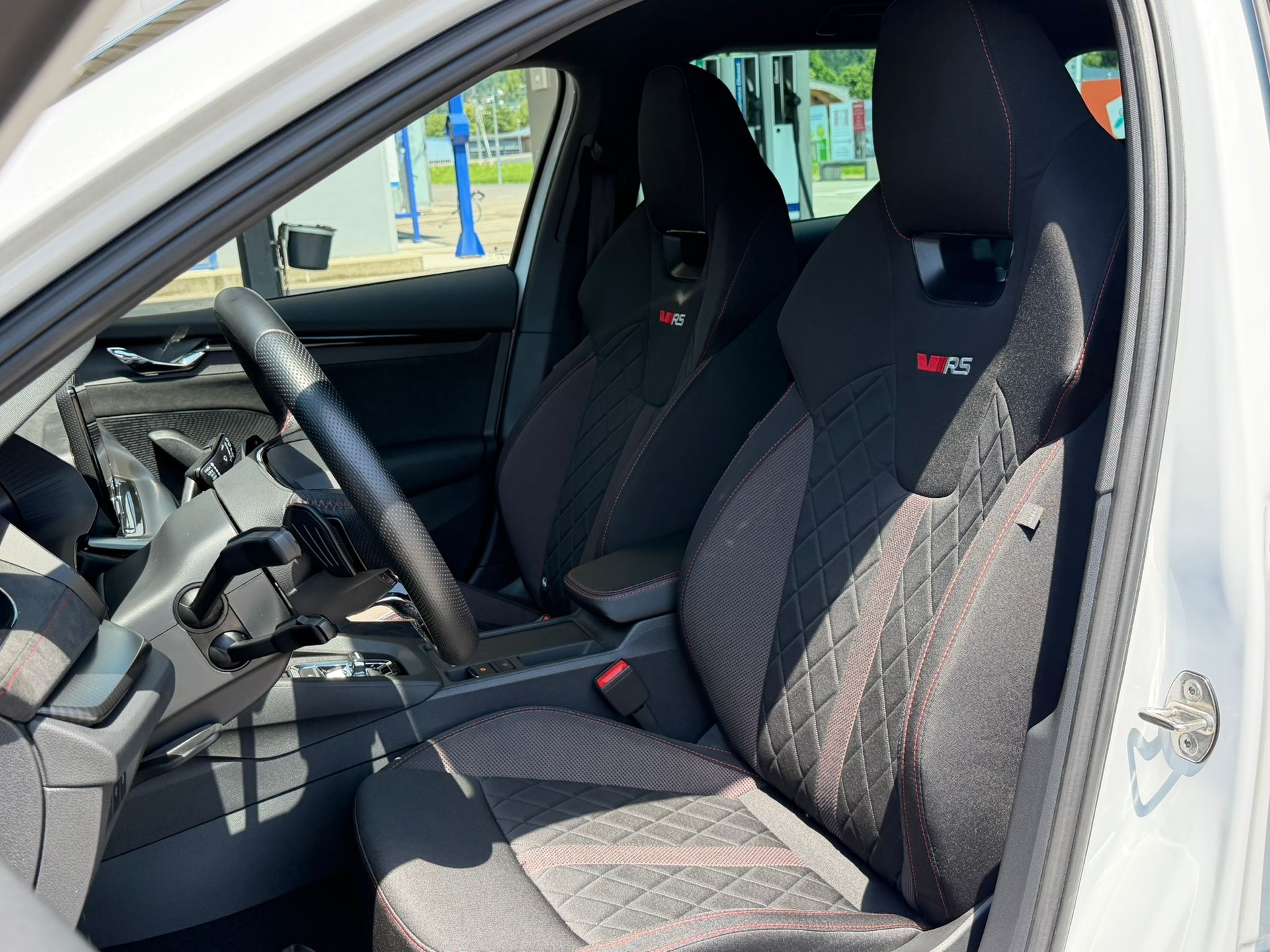 SKODA Octavia Combi 2.0 TSI DSG RS *Top Zustand**Top Ausstattung*-image-7