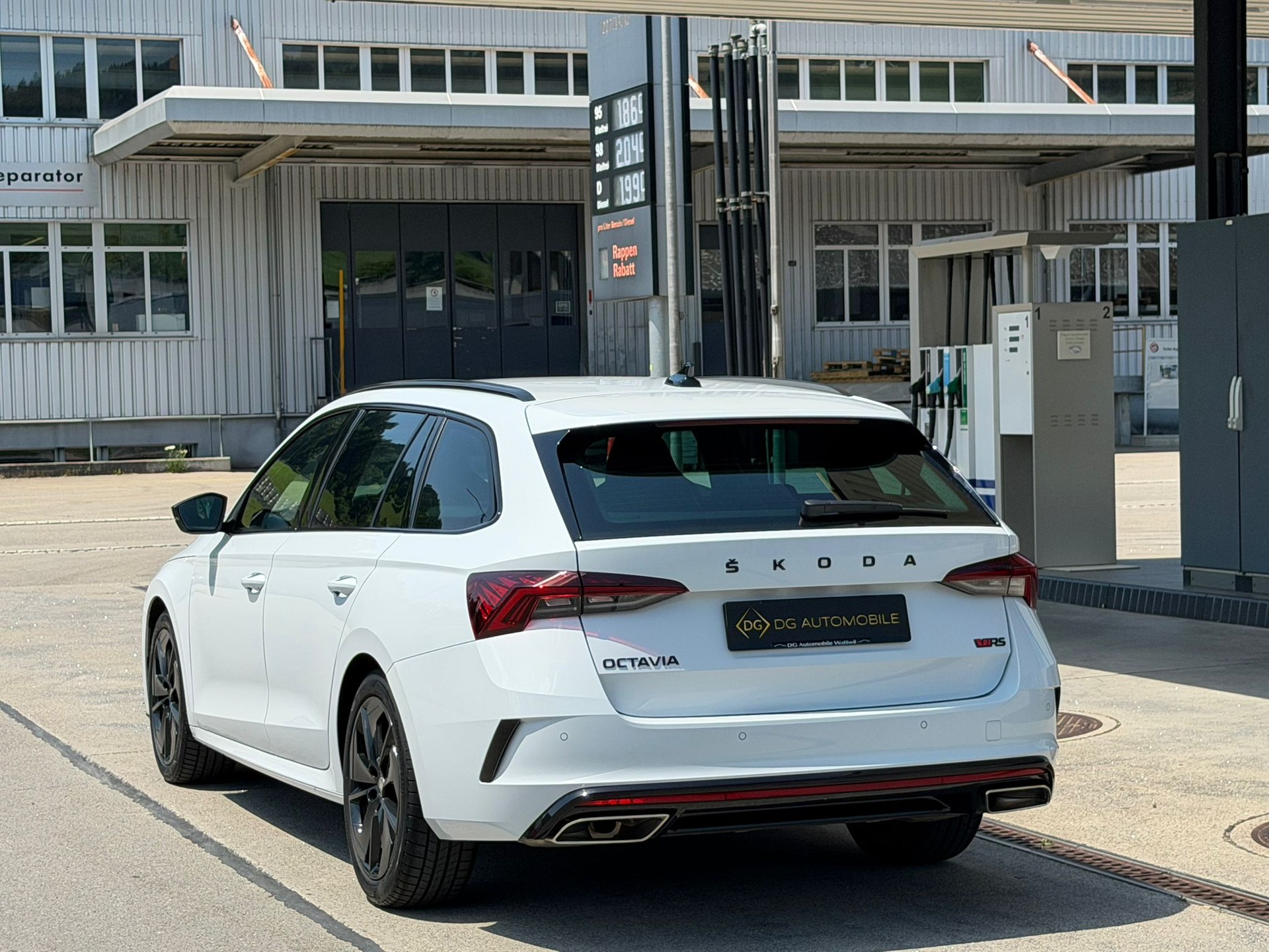 SKODA Octavia Combi 2.0 TSI DSG RS *Top Zustand**Top Ausstattung*-image-4