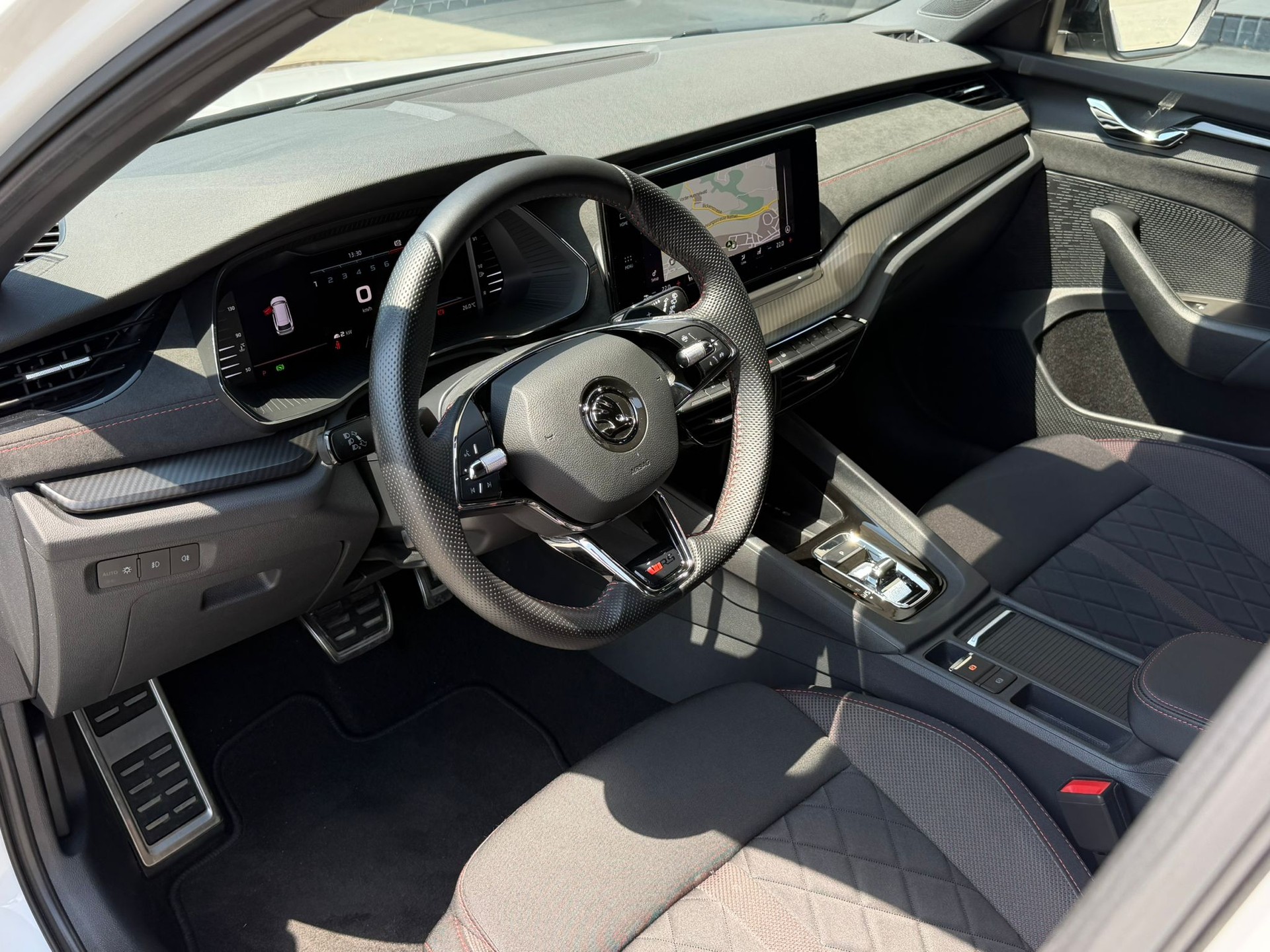 SKODA Octavia Combi 2.0 TSI DSG RS *Top Zustand**Top Ausstattung*-image-6