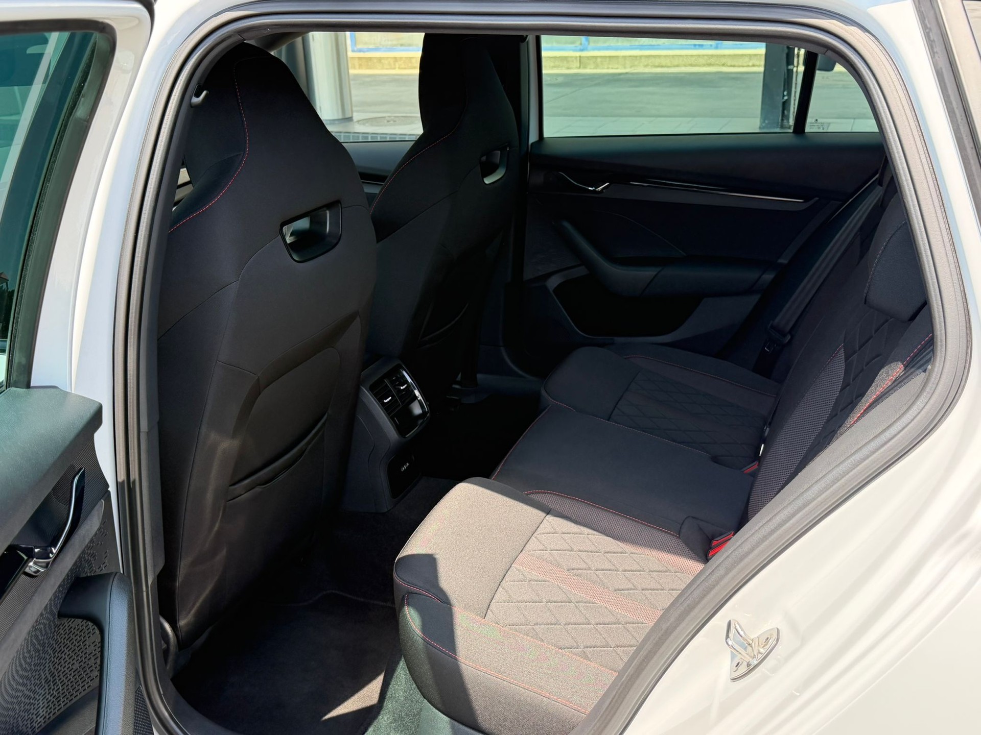 SKODA Octavia Combi 2.0 TSI DSG RS *Top Zustand**Top Ausstattung*-image-9