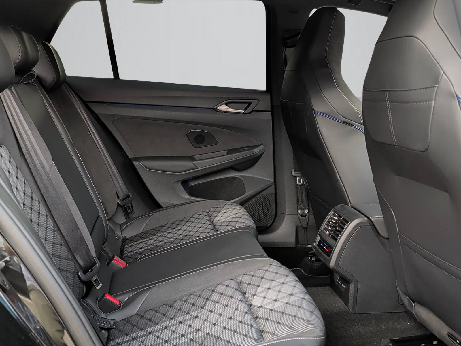 VW Golf 1.5 e TSI mHEV R-Line DSG-image-7