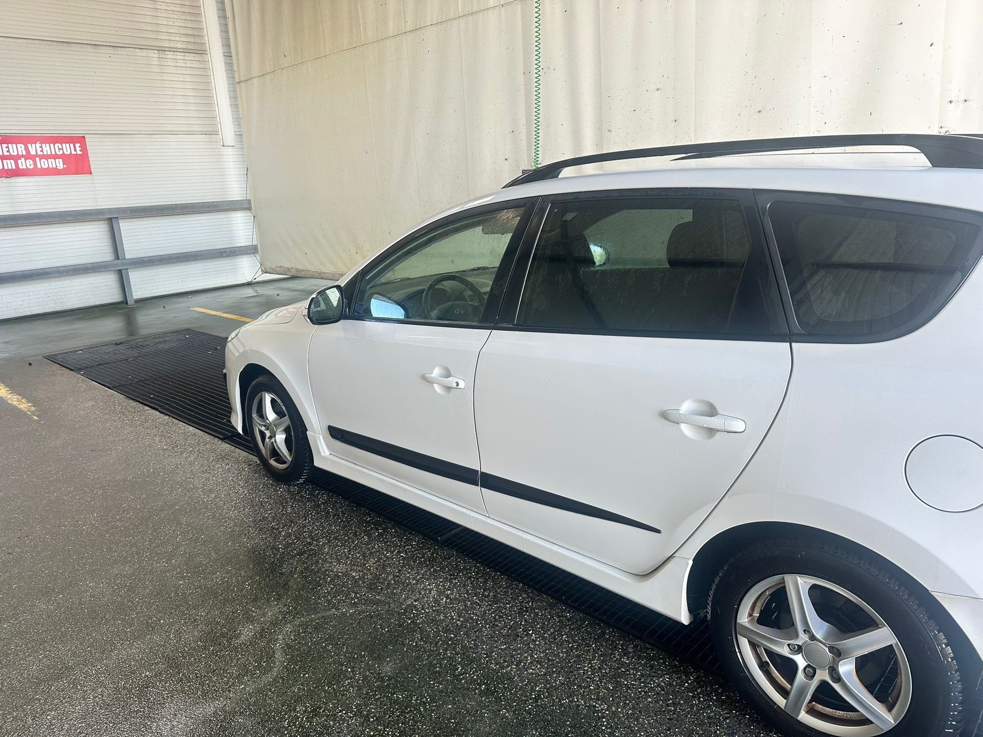 HYUNDAI i30 Wagon 1.6 CRDi Style Automatic-image-2