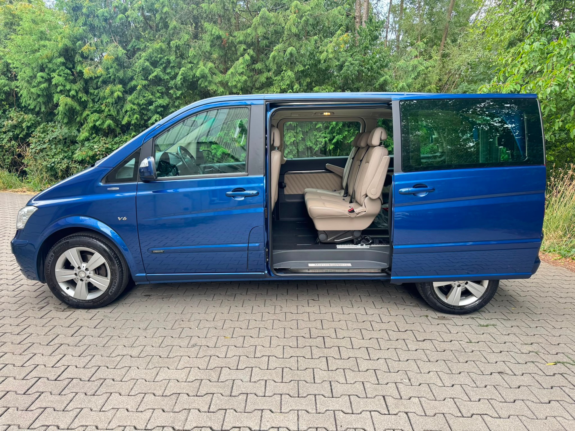 MERCEDES-BENZ Viano 3.0 CDI Blue Efficiency Ambiente A-image-1