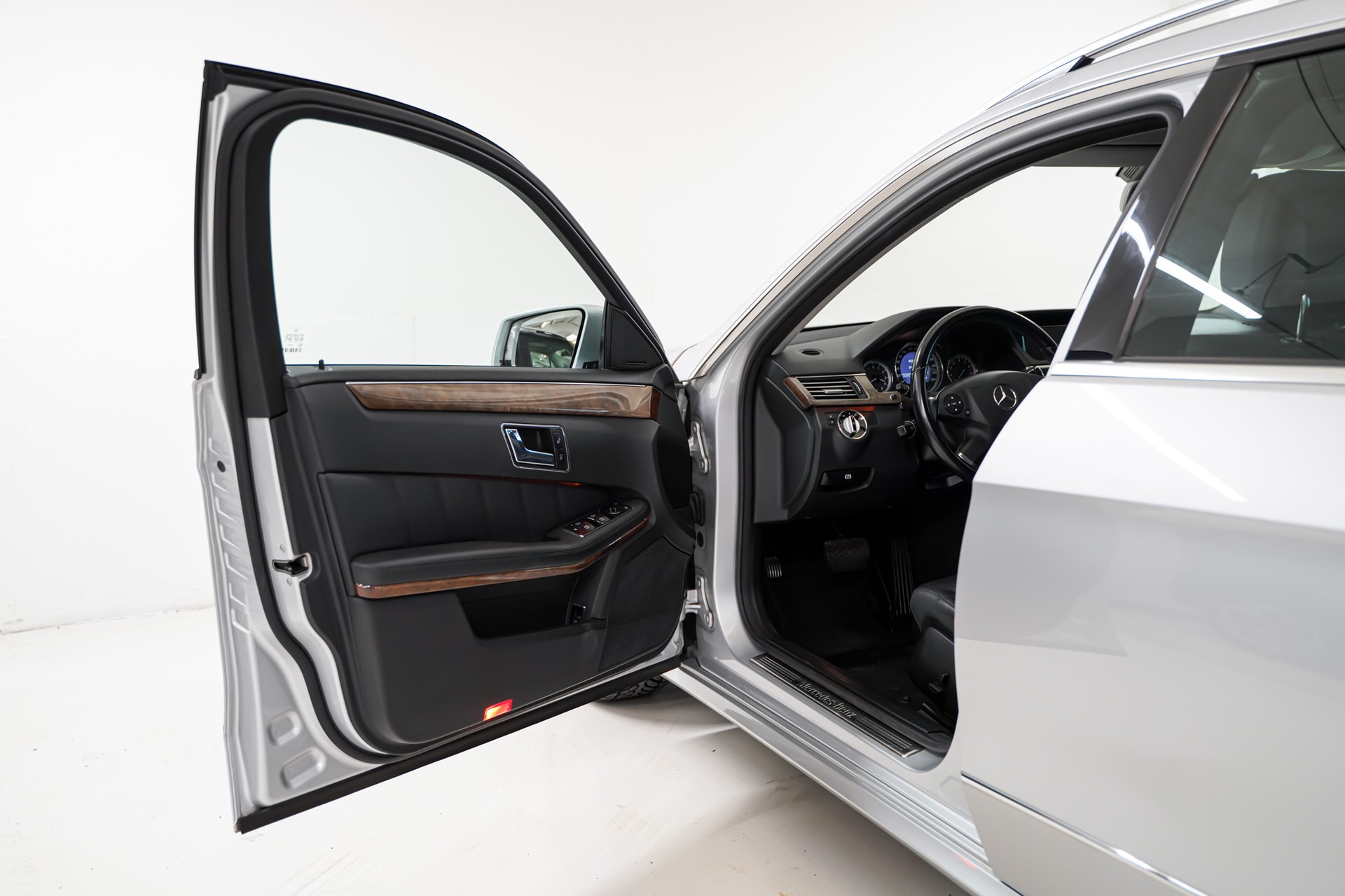 MERCEDES-BENZ E 350 CGI BlueEfficiency Avantgarde 7G-Tronic-image-7
