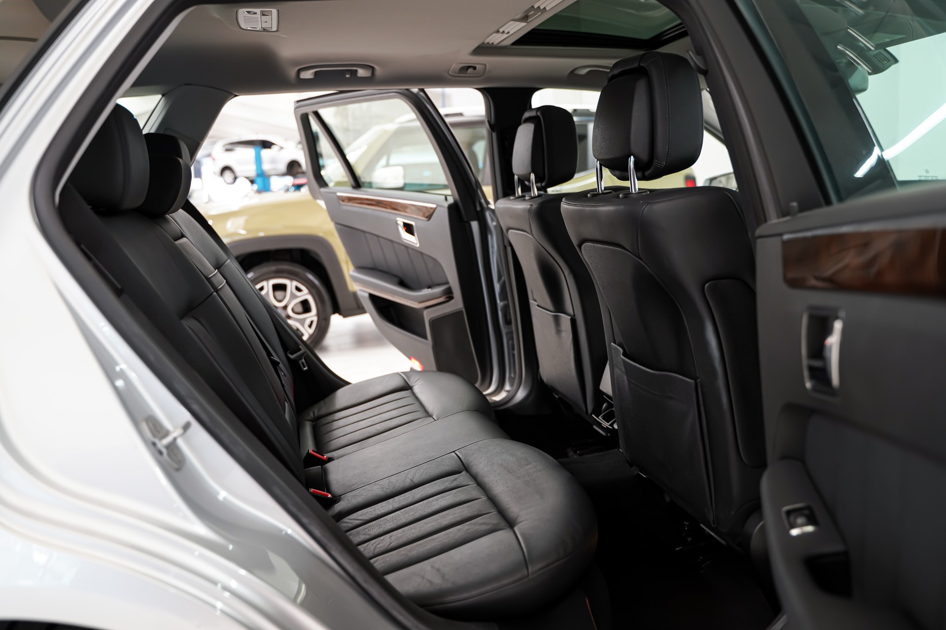 MERCEDES-BENZ E 350 CGI BlueEfficiency Avantgarde 7G-Tronic-image-13