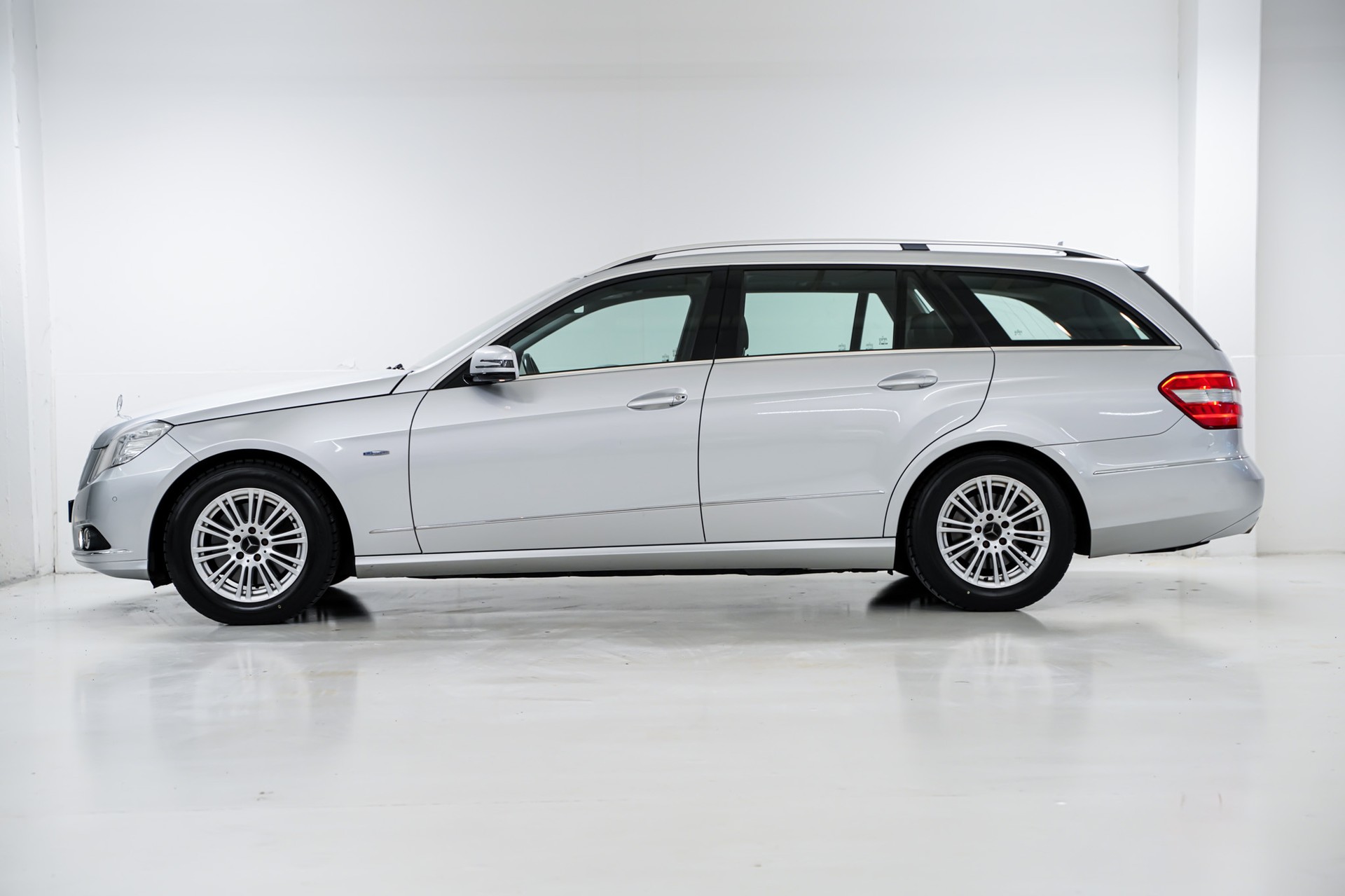 MERCEDES-BENZ E 350 CGI BlueEfficiency Avantgarde 7G-Tronic-image-3
