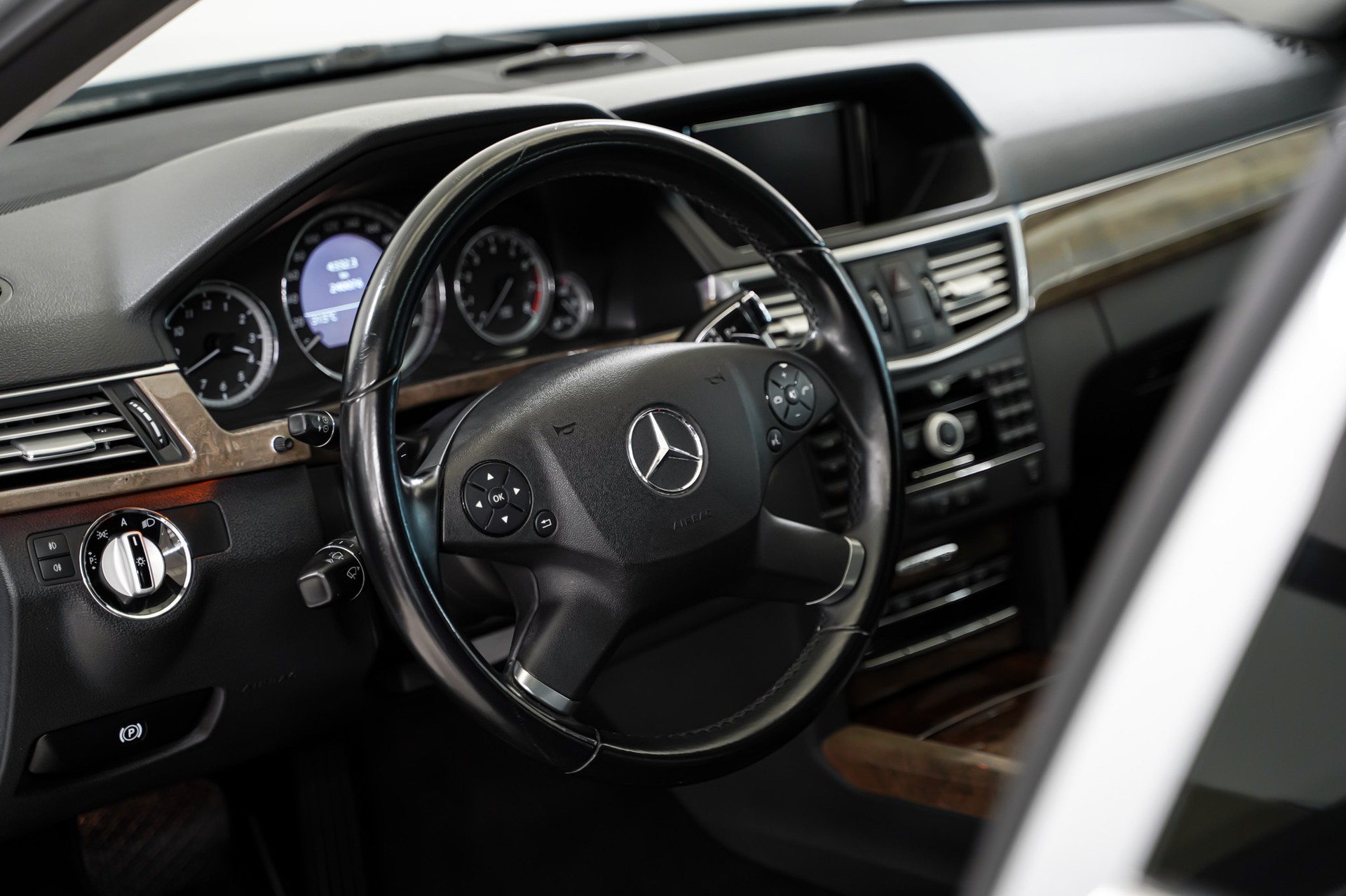 MERCEDES-BENZ E 350 CGI BlueEfficiency Avantgarde 7G-Tronic-image-8