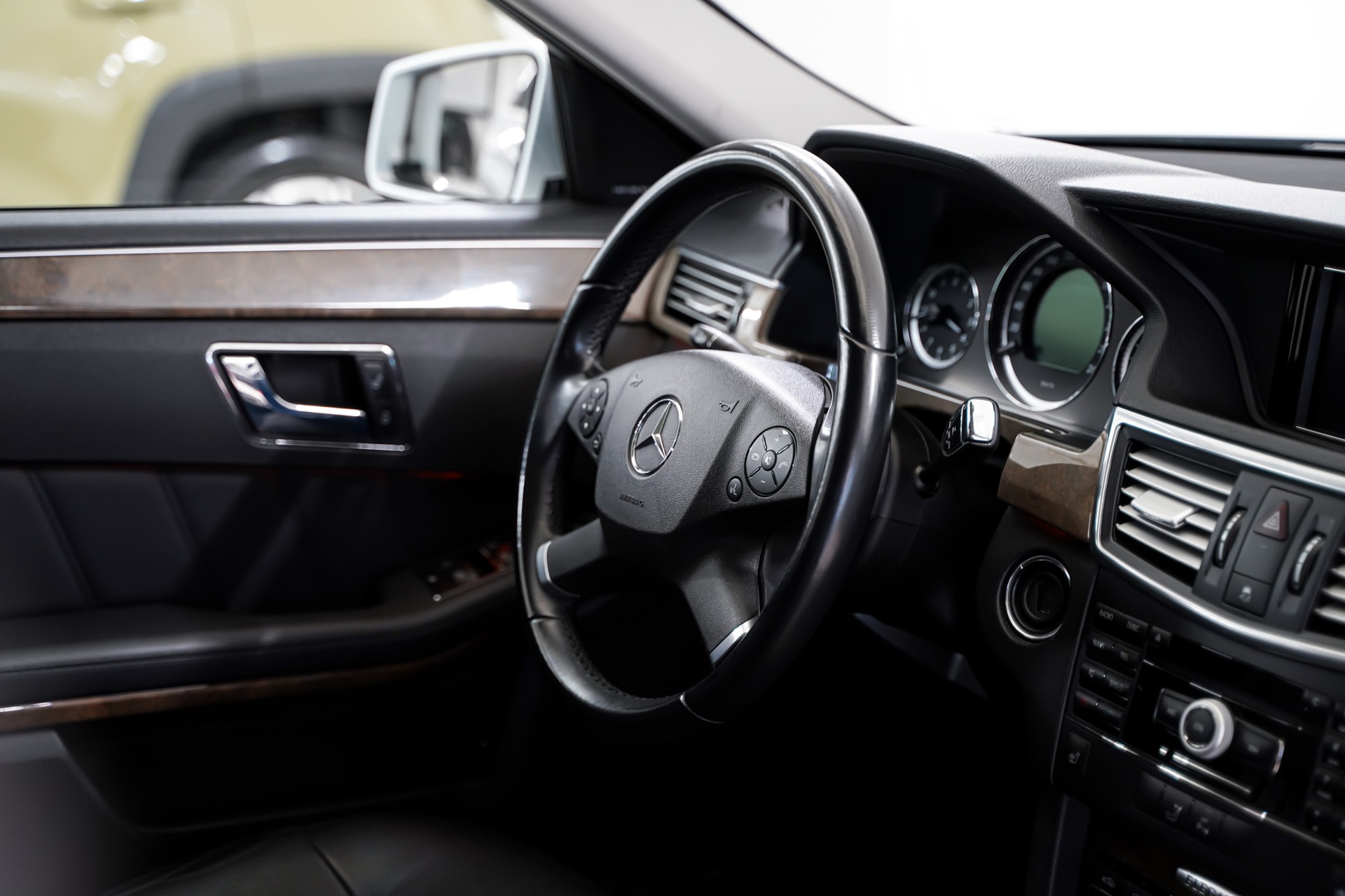 MERCEDES-BENZ E 350 CGI BlueEfficiency Avantgarde 7G-Tronic-image-18
