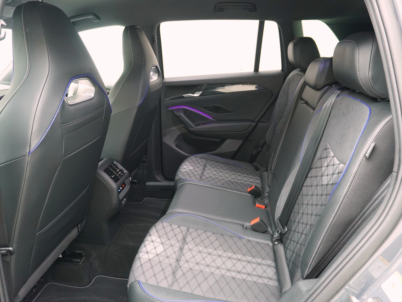 VW Tiguan 2.0 TSI DSG R-Line Black Style 4Motion (2025)-image-10