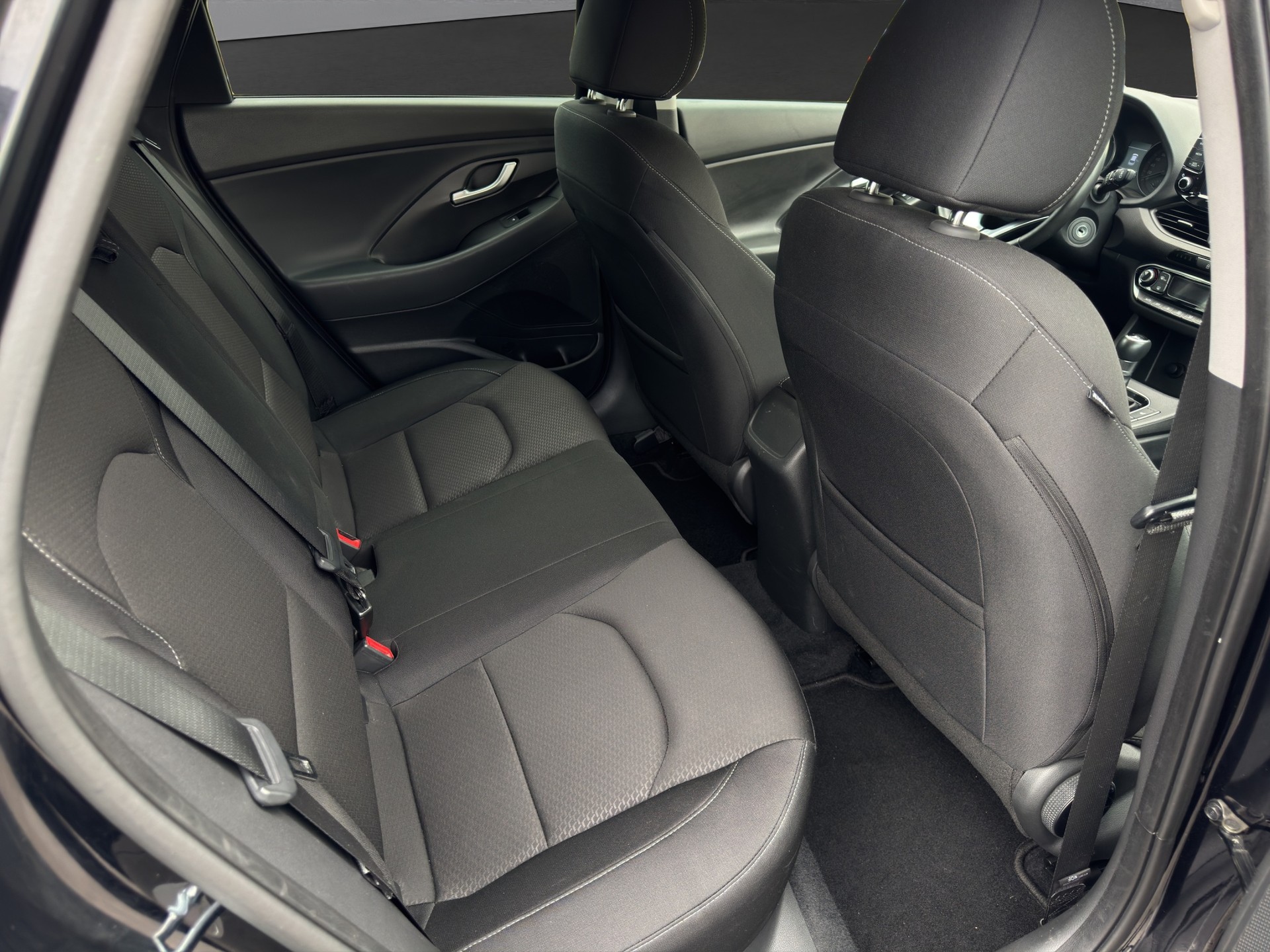 HYUNDAI i30 Wagon 1.6 CRDi Amplia DCT-image-9