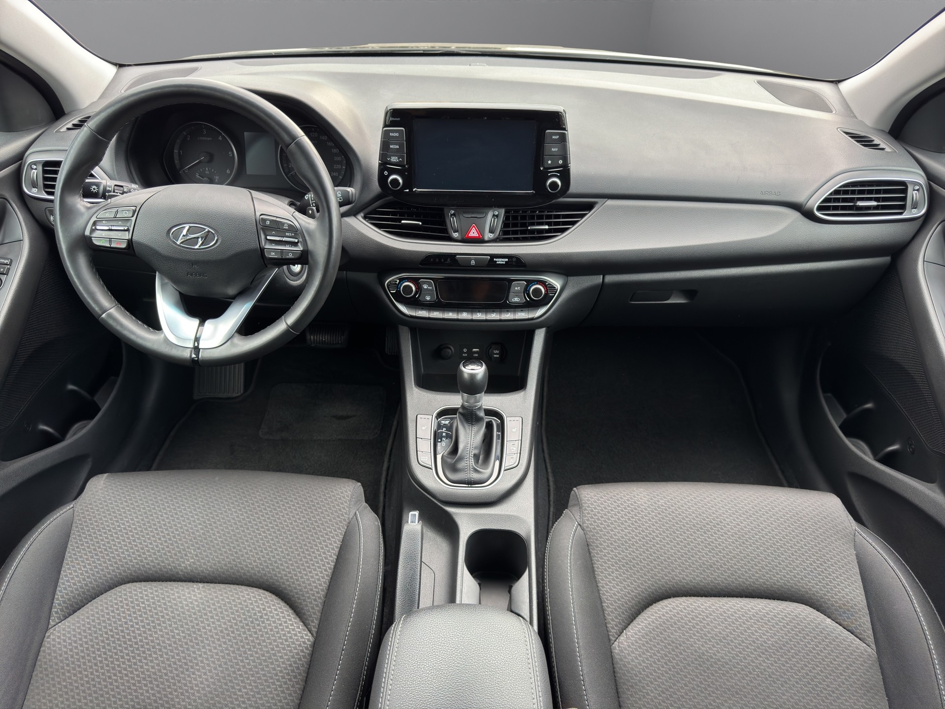 HYUNDAI i30 Wagon 1.6 CRDi Amplia DCT-image-15
