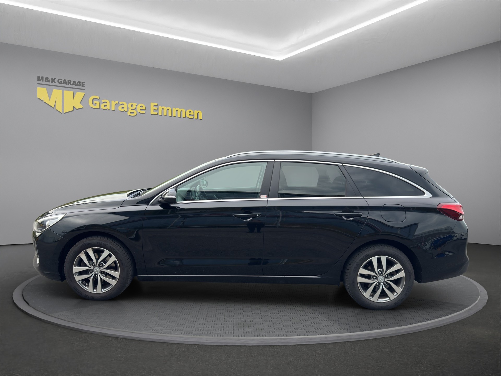 HYUNDAI i30 Wagon 1.6 CRDi Amplia DCT-image-1