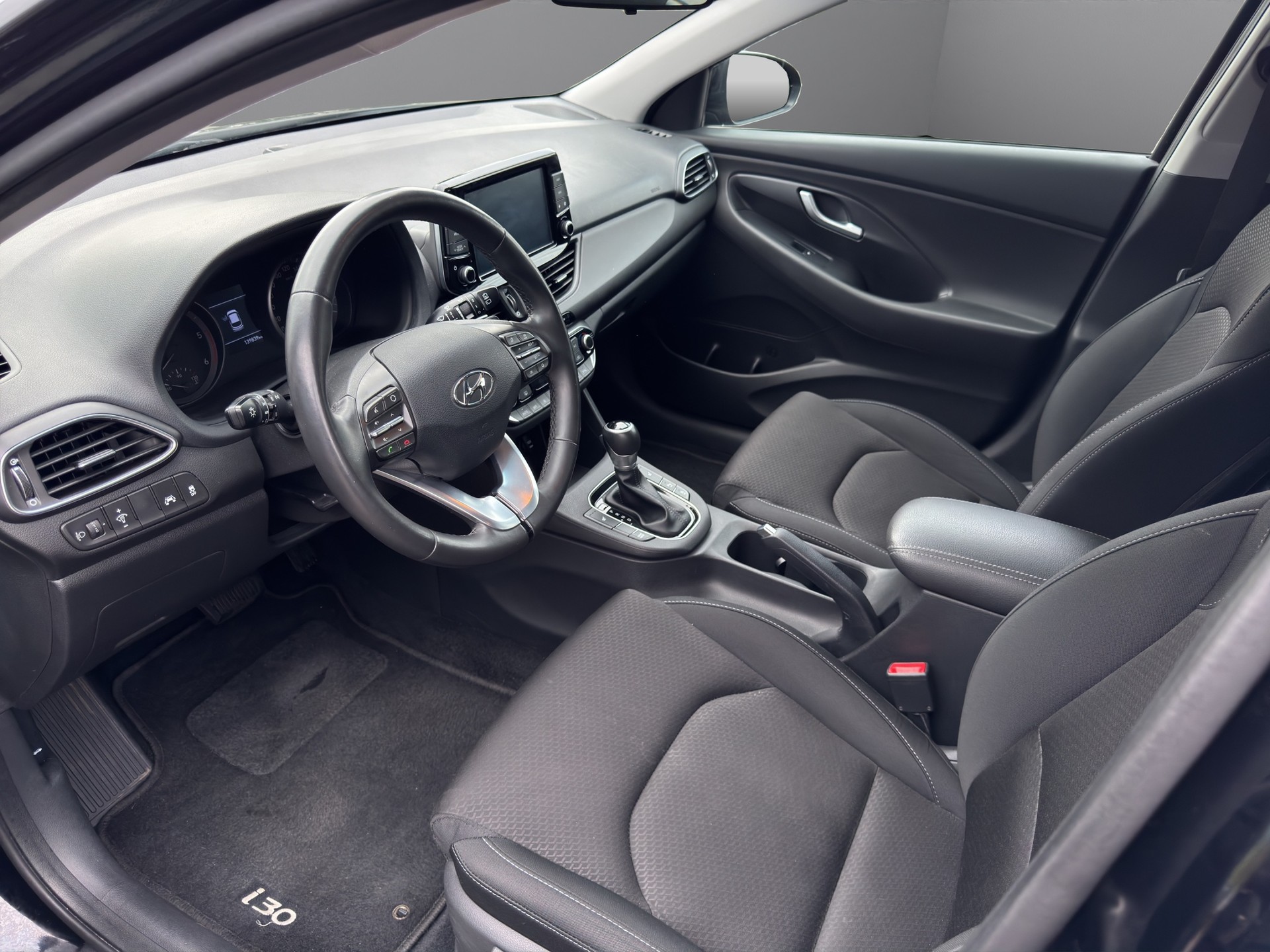HYUNDAI i30 Wagon 1.6 CRDi Amplia DCT-image-11