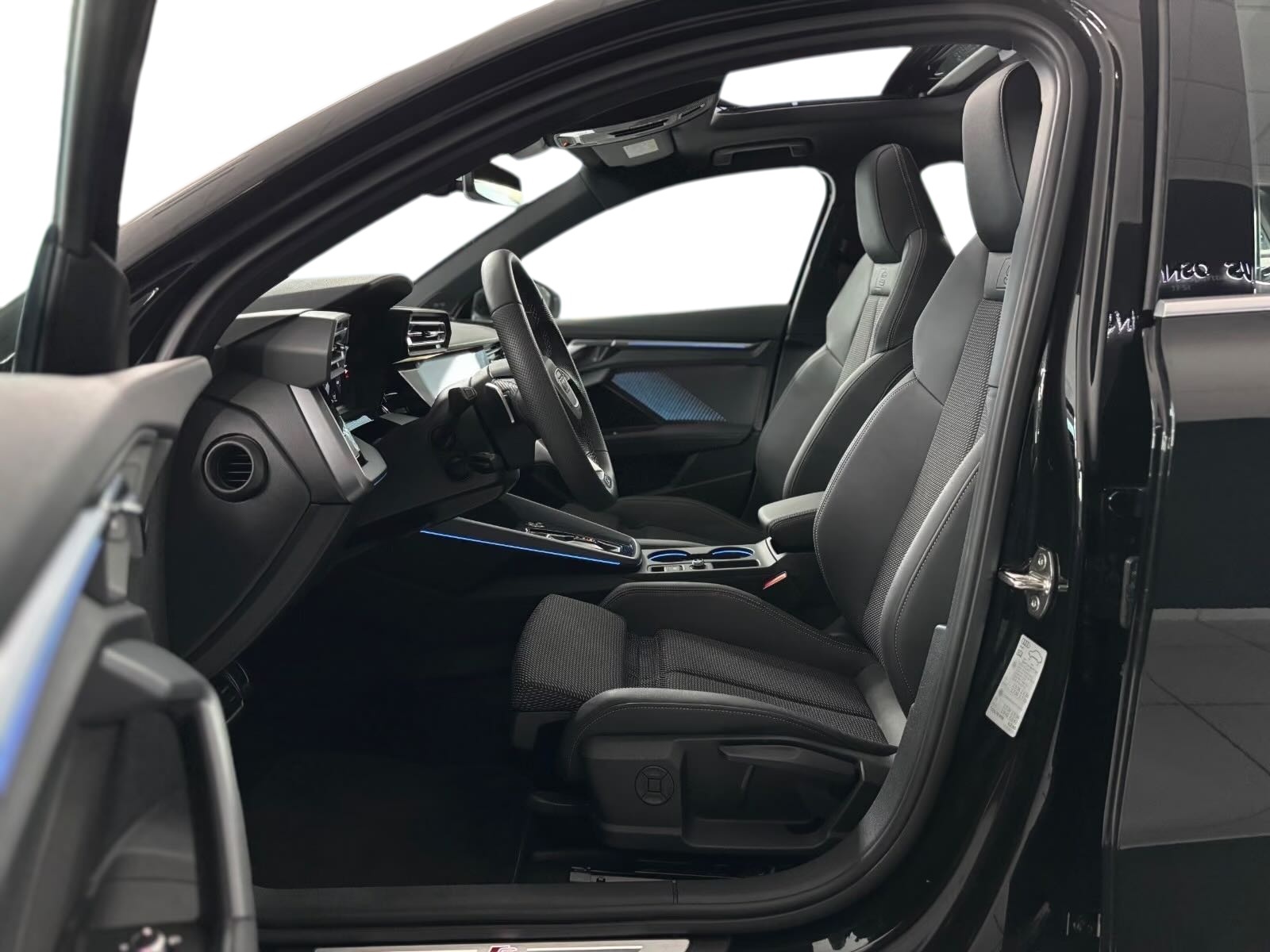 AUDI A3 Sportback TFSI 110 kW S line S tronic-image-8