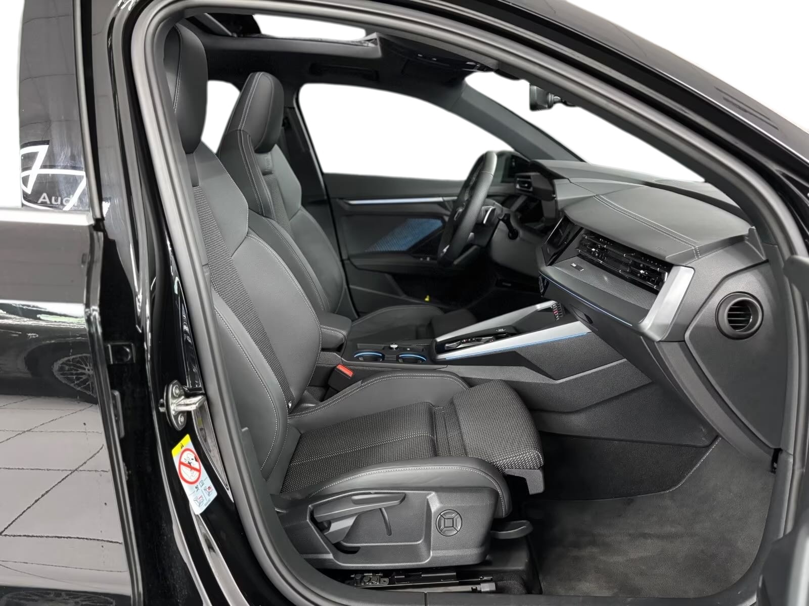 AUDI A3 Sportback TFSI 110 kW S line S tronic-image-11