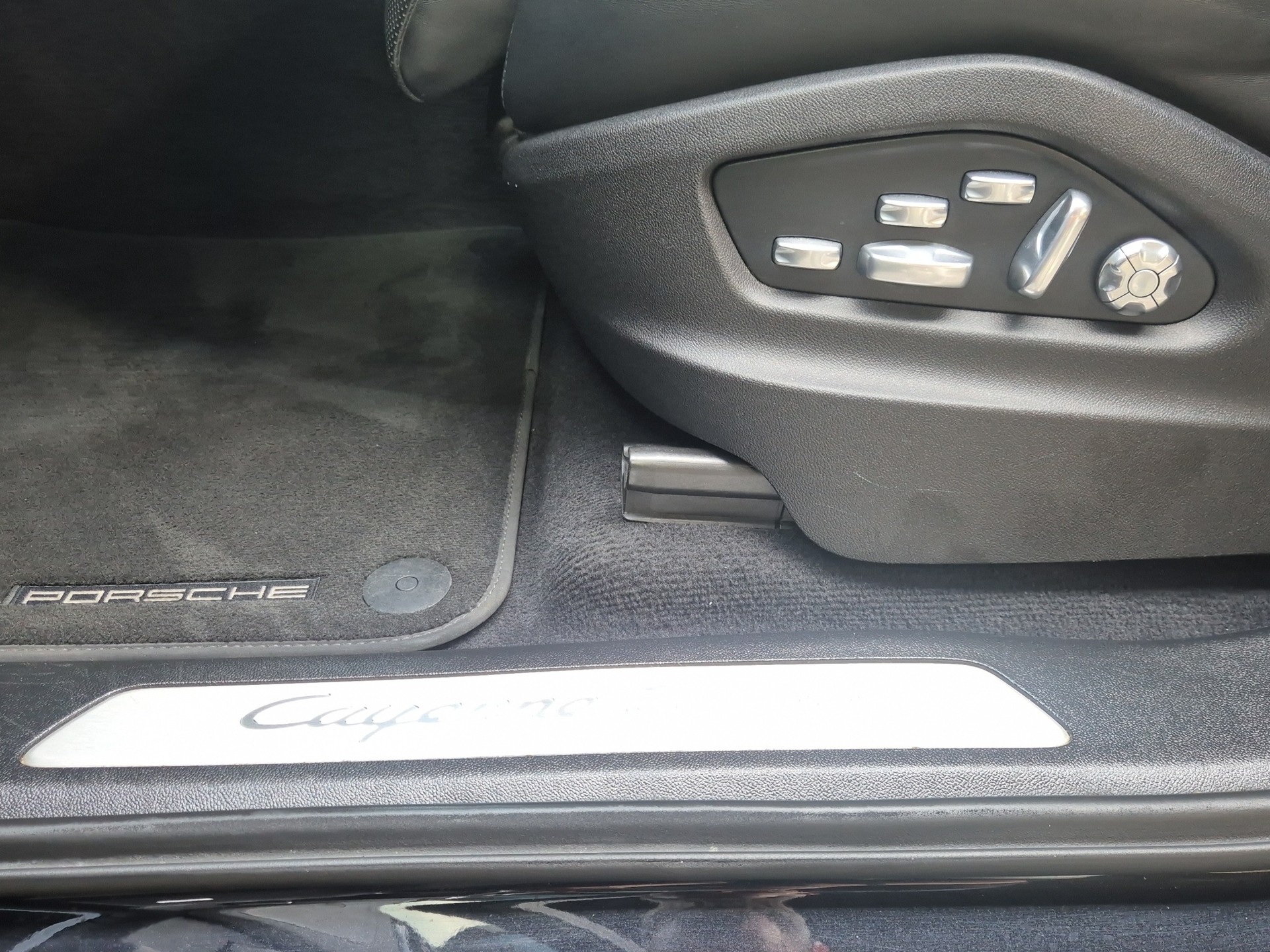 PORSCHE Cayenne Turbo-image-9