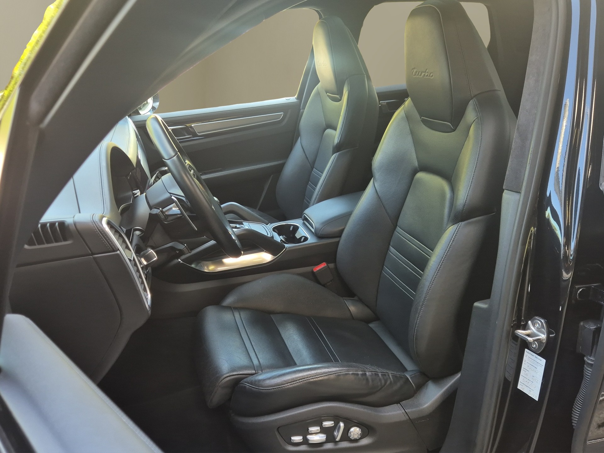 PORSCHE Cayenne Turbo-image-8