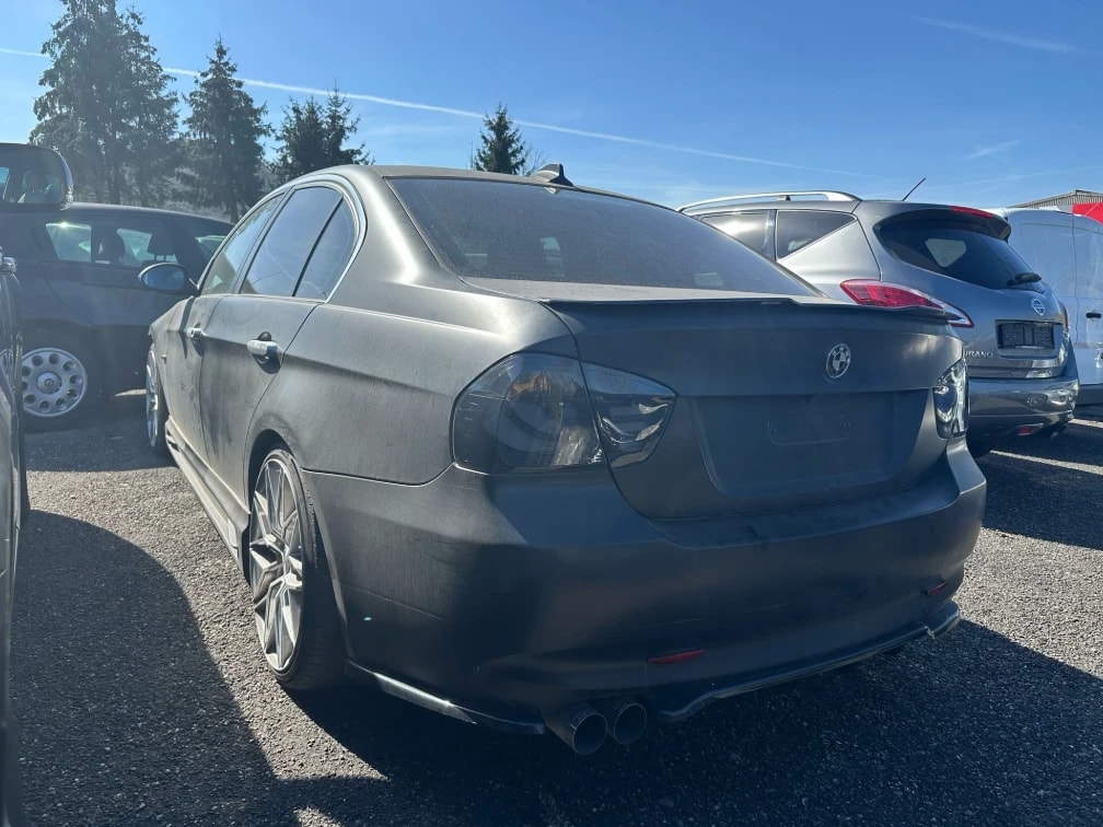 BMW 330xi-image-2