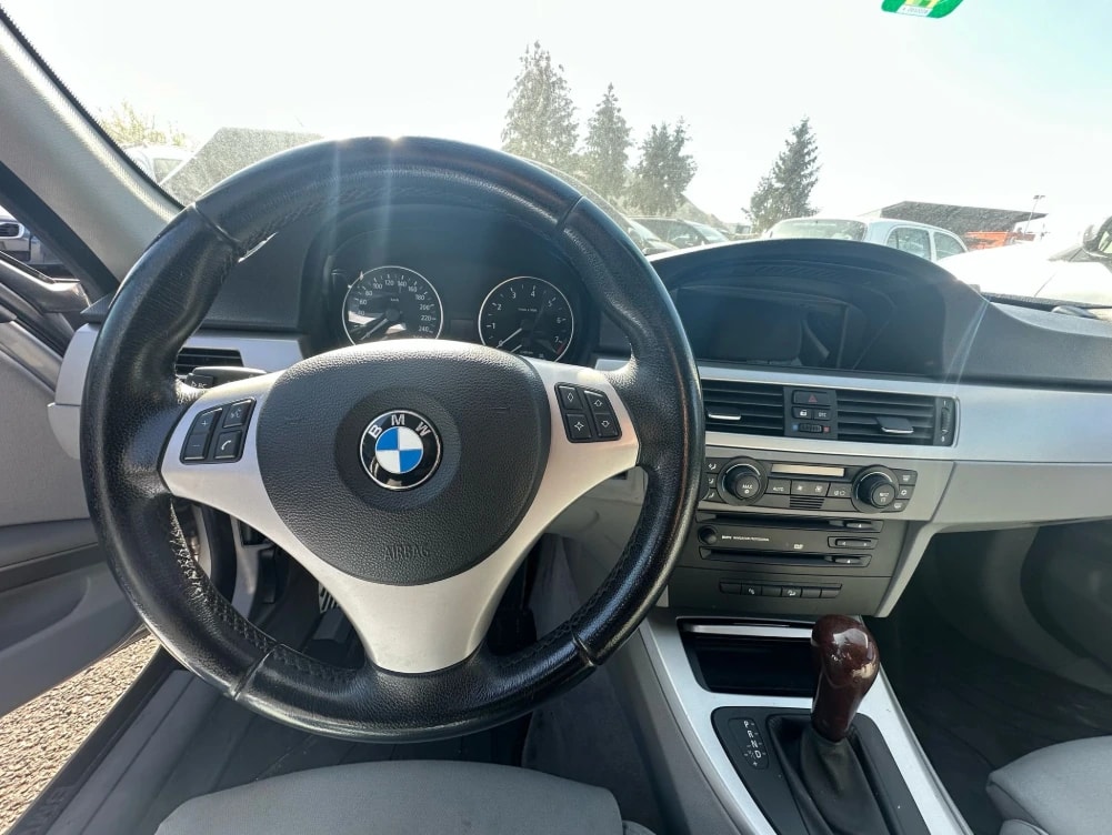 BMW 330xi-image-6