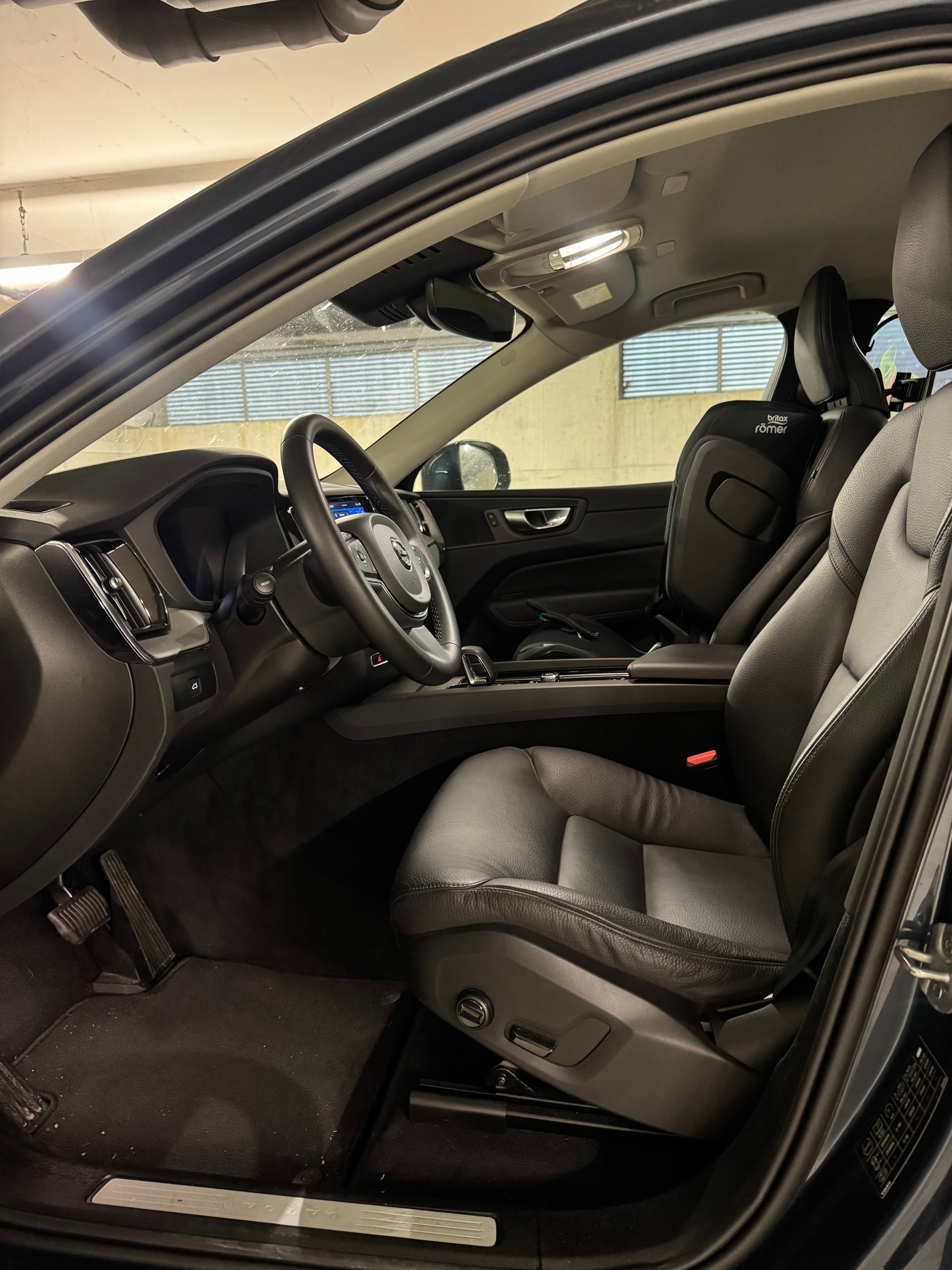 VOLVO XC60-image-7