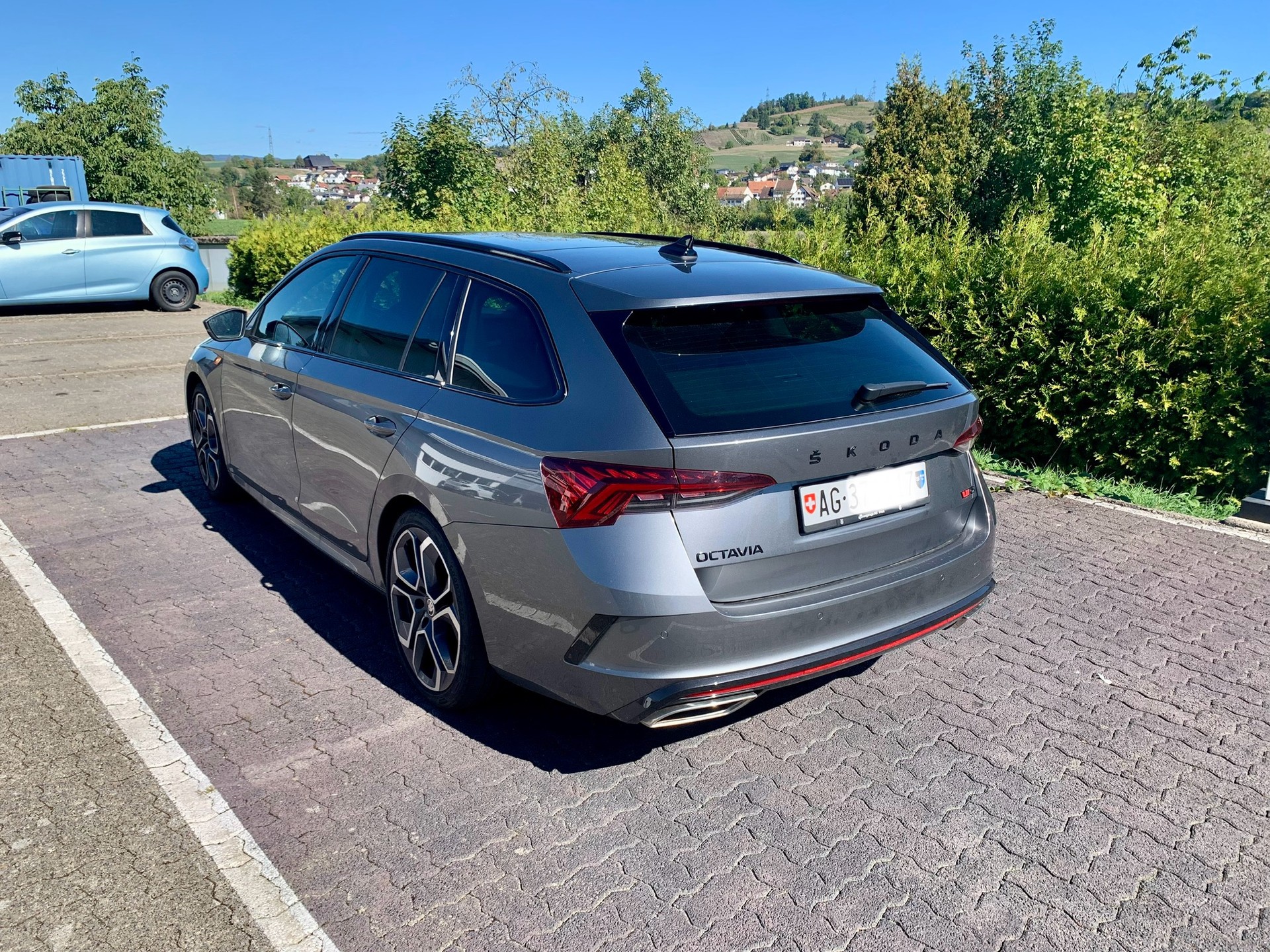SKODA 2.0 TDI RS 4x4 DSG-image-1