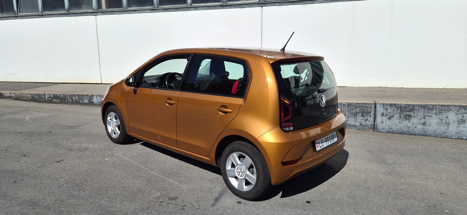 VW 1.0 MPI 60 BMT Move ASG-image-1