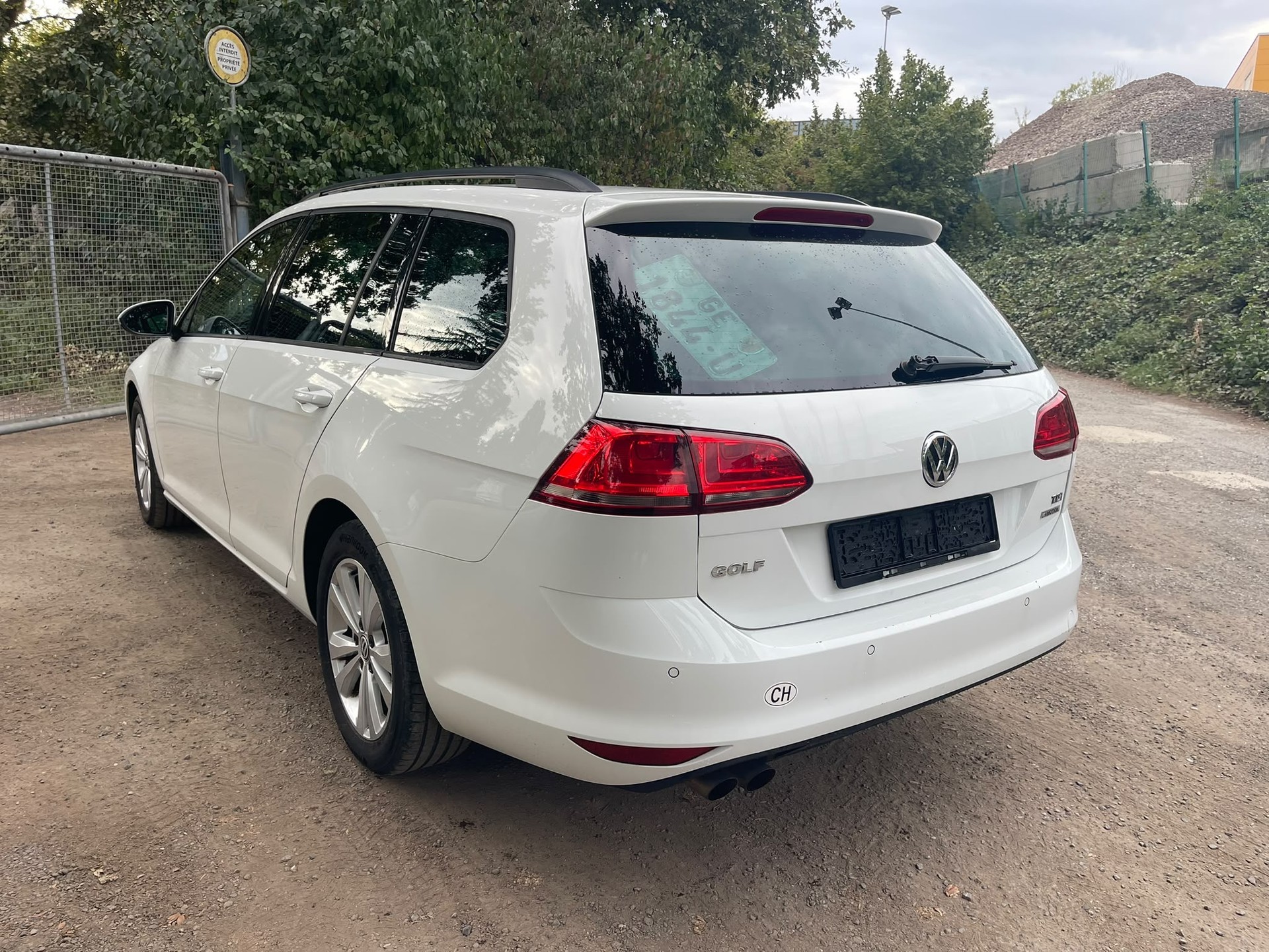 VW Golf Variant 1.6 TDI Lounge R-Liine 4Motion-image-3