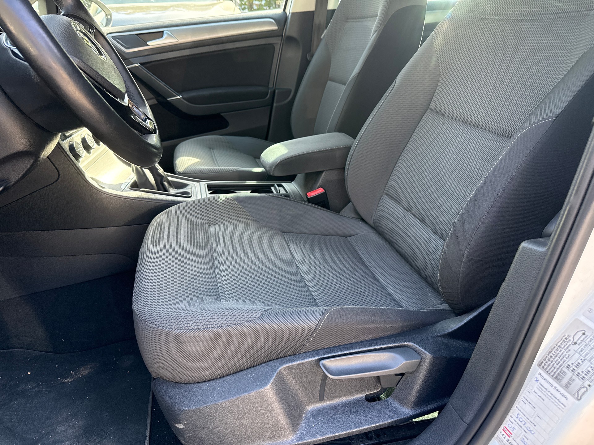 VW Golf Variant 1.6 TDI Lounge R-Liine 4Motion-image-4