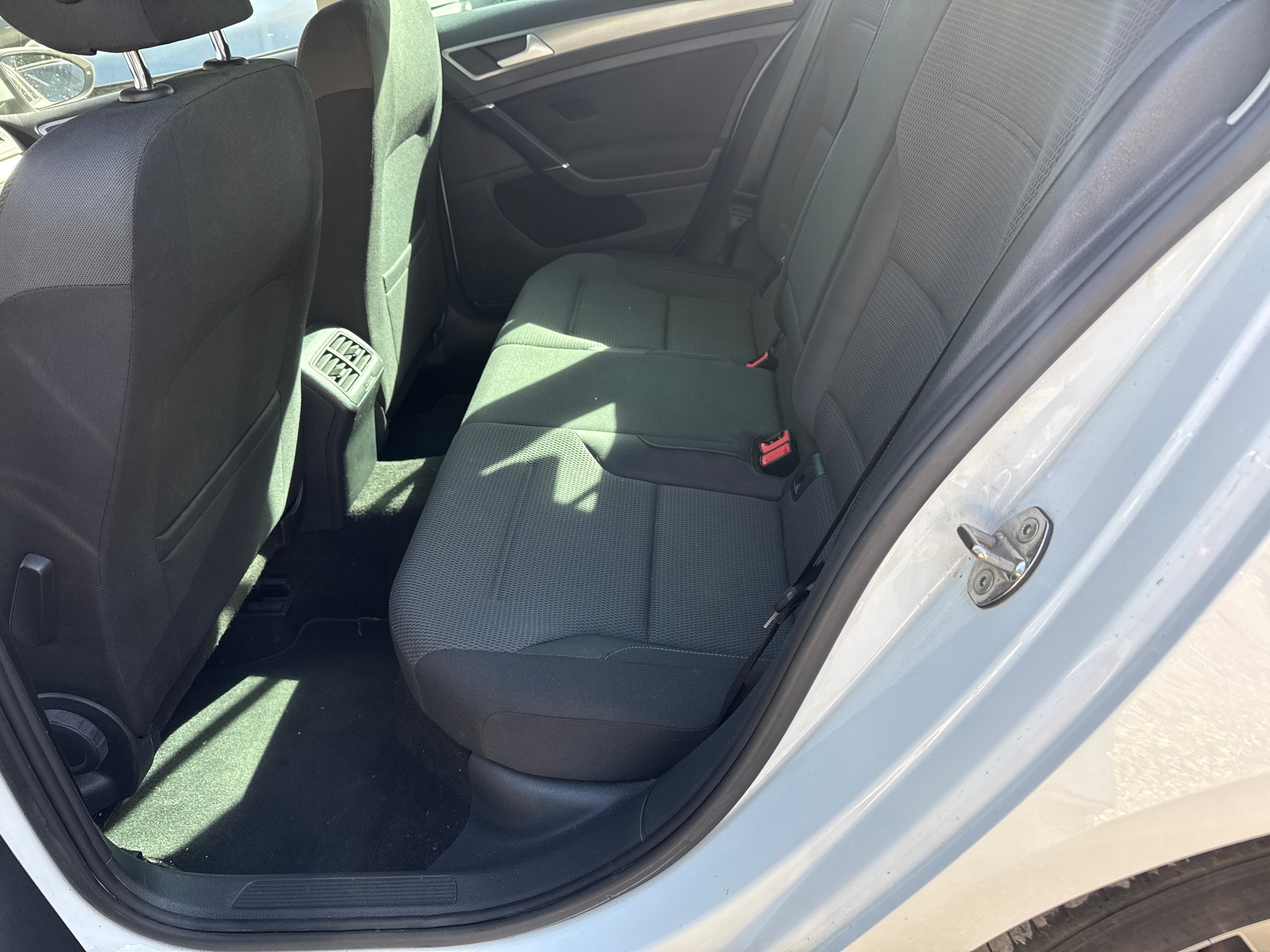 VW Golf Variant 1.6 TDI Lounge R-Liine 4Motion-image-5