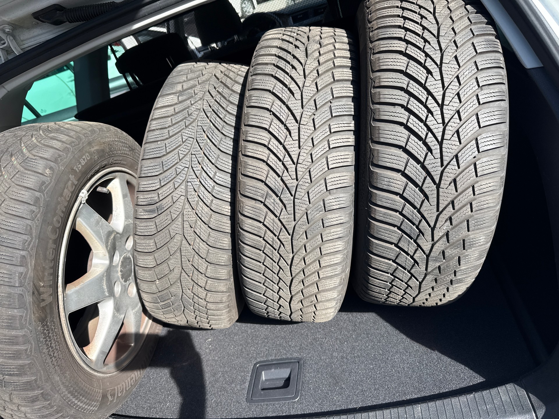 VW Golf Variant 1.6 TDI Lounge R-Liine 4Motion-image-7