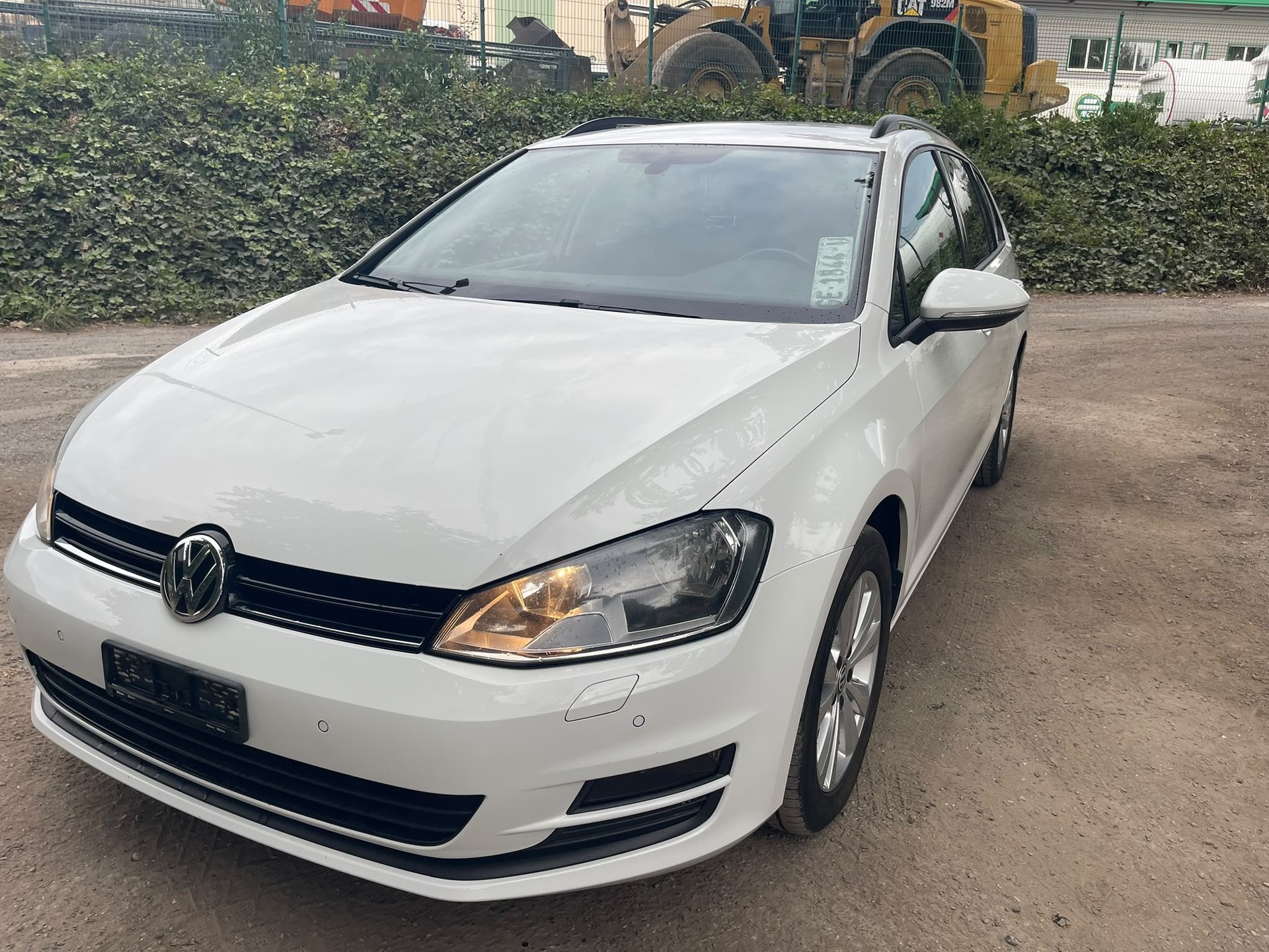 VW Golf Variant 1.6 TDI Lounge R-Liine 4Motion-image-1