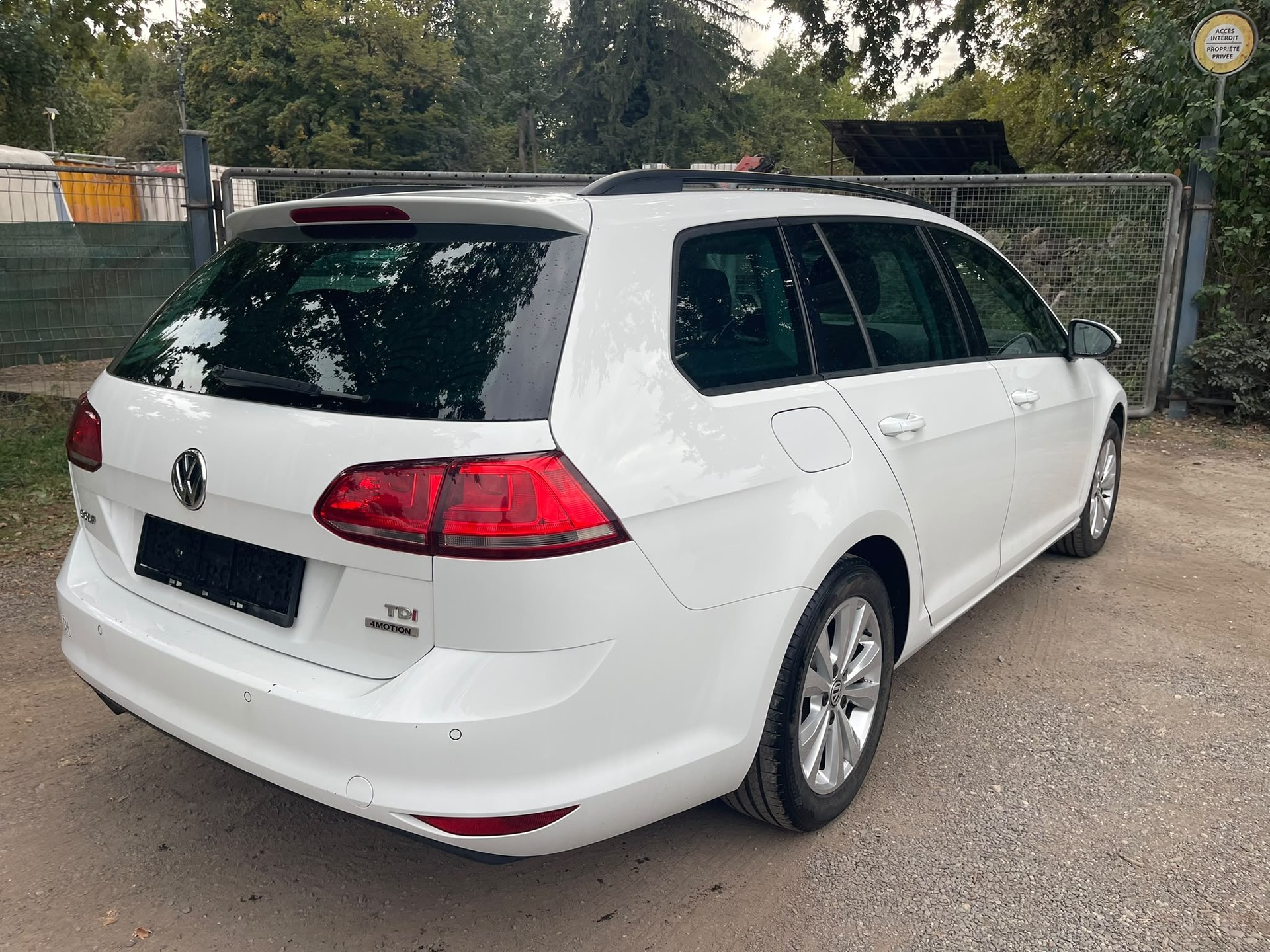 VW Golf Variant 1.6 TDI Lounge R-Liine 4Motion-image-2
