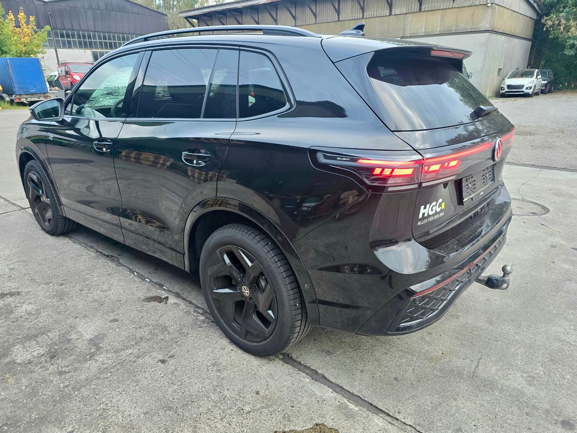 VW Tiguan 2.0 TSI DSG R-Line 4Motion-image-3