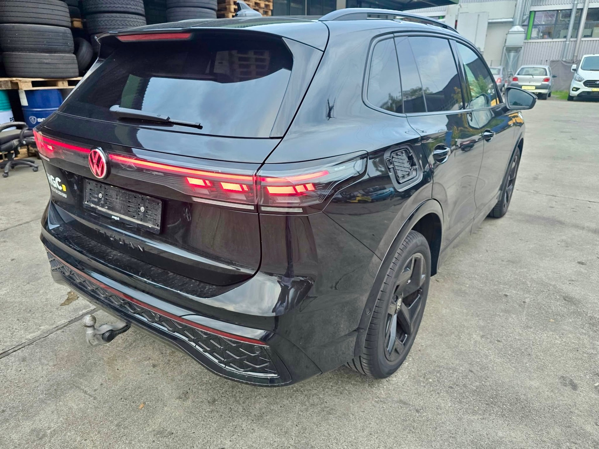 VW Tiguan 2.0 TSI DSG R-Line 4Motion-image-2