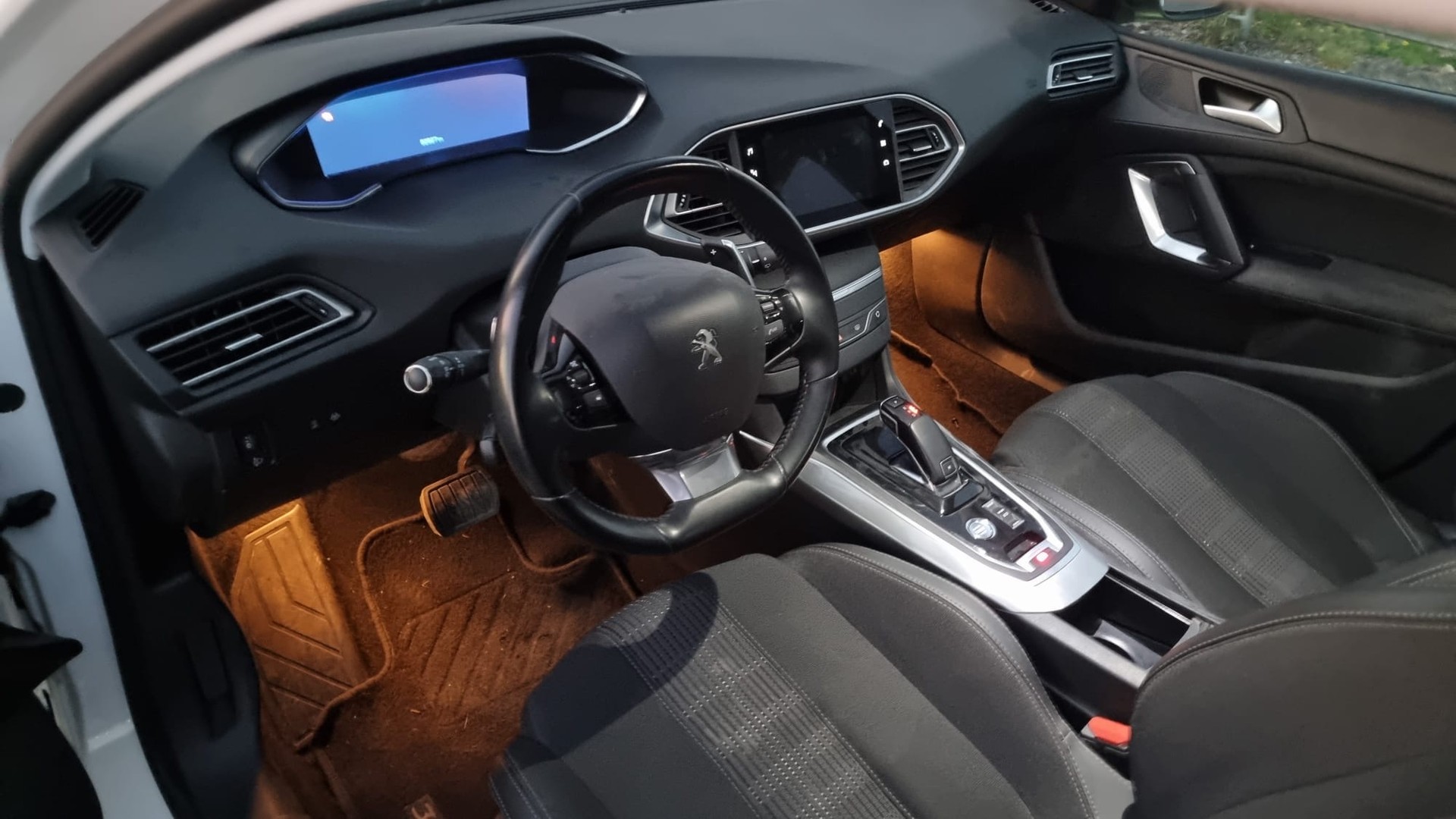 PEUGEOT 308 SW 1.5 BlueHDI Active Pack EAT8-image-11