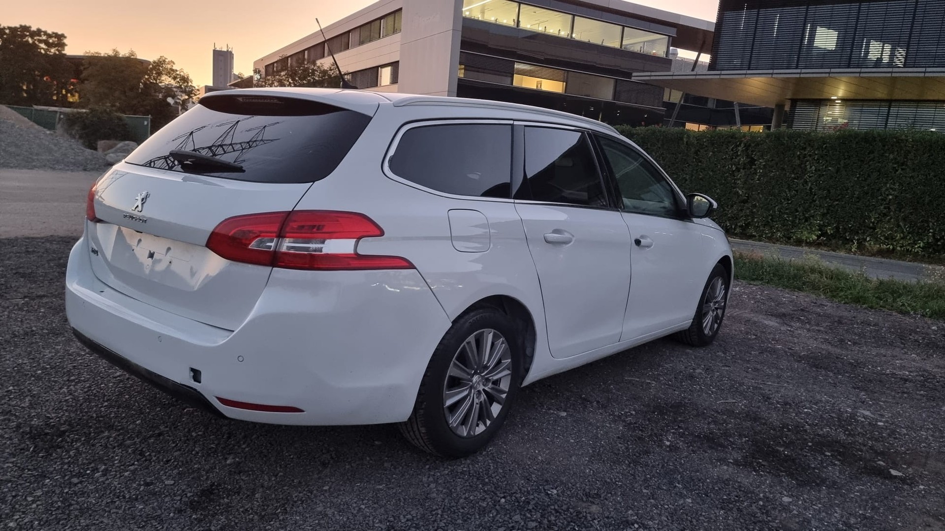 PEUGEOT 308 SW 1.5 BlueHDI Active Pack EAT8-image-2