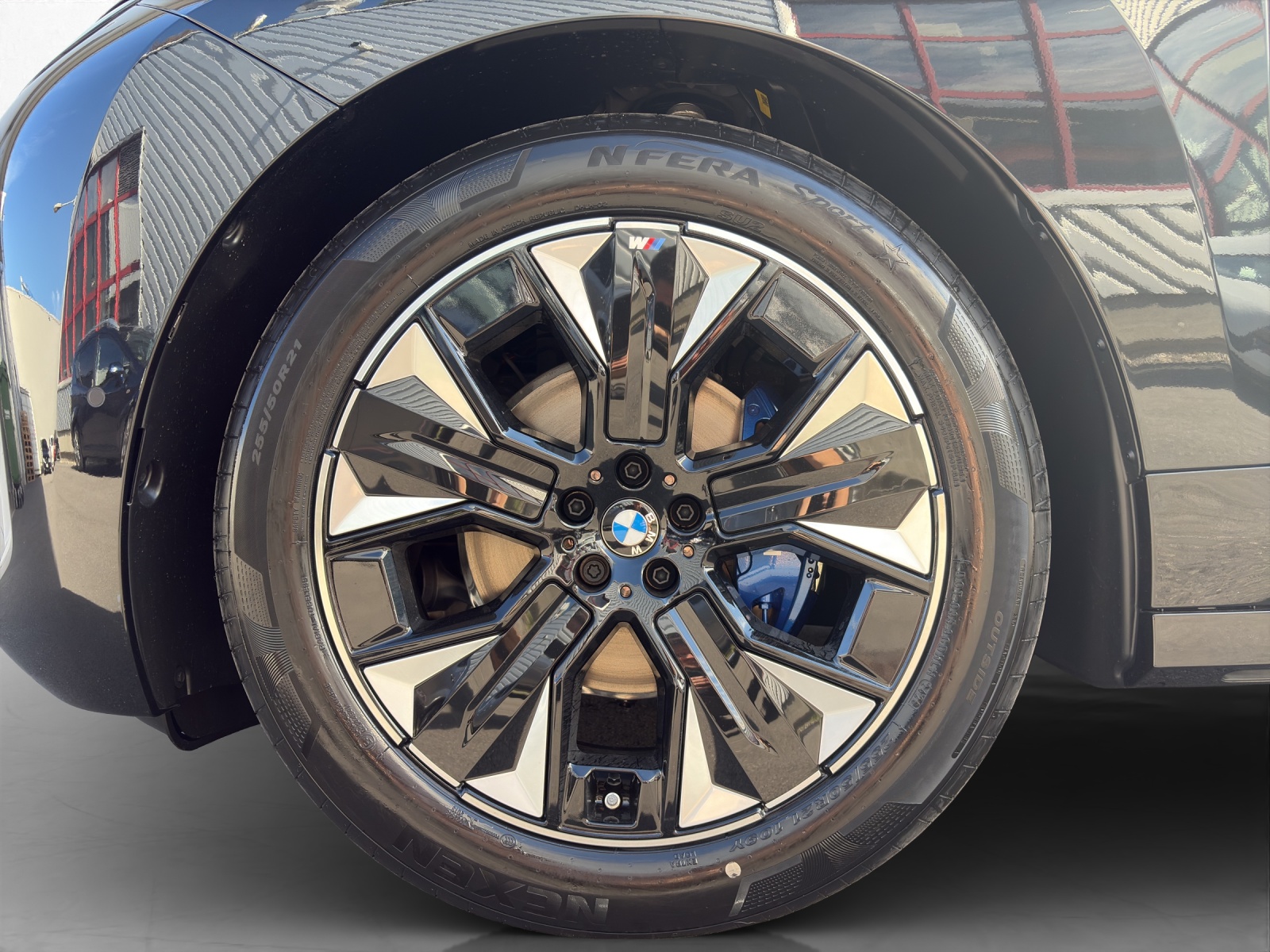 BMW iX xDrive60-image-8