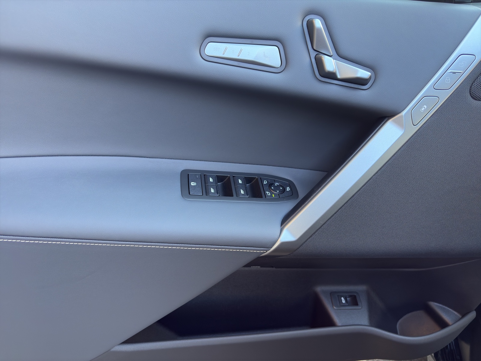BMW iX xDrive60-image-16