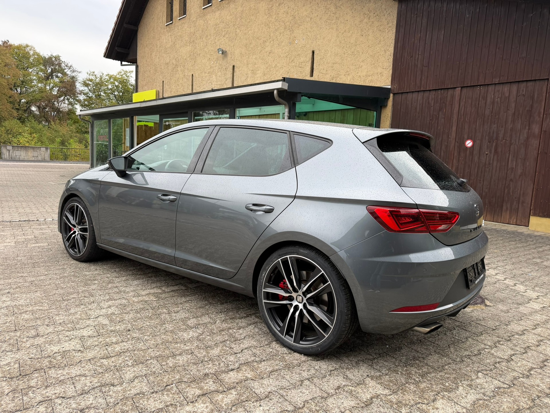 SEAT Leon 2.0 TSI Cupra 300 DSG-image-5