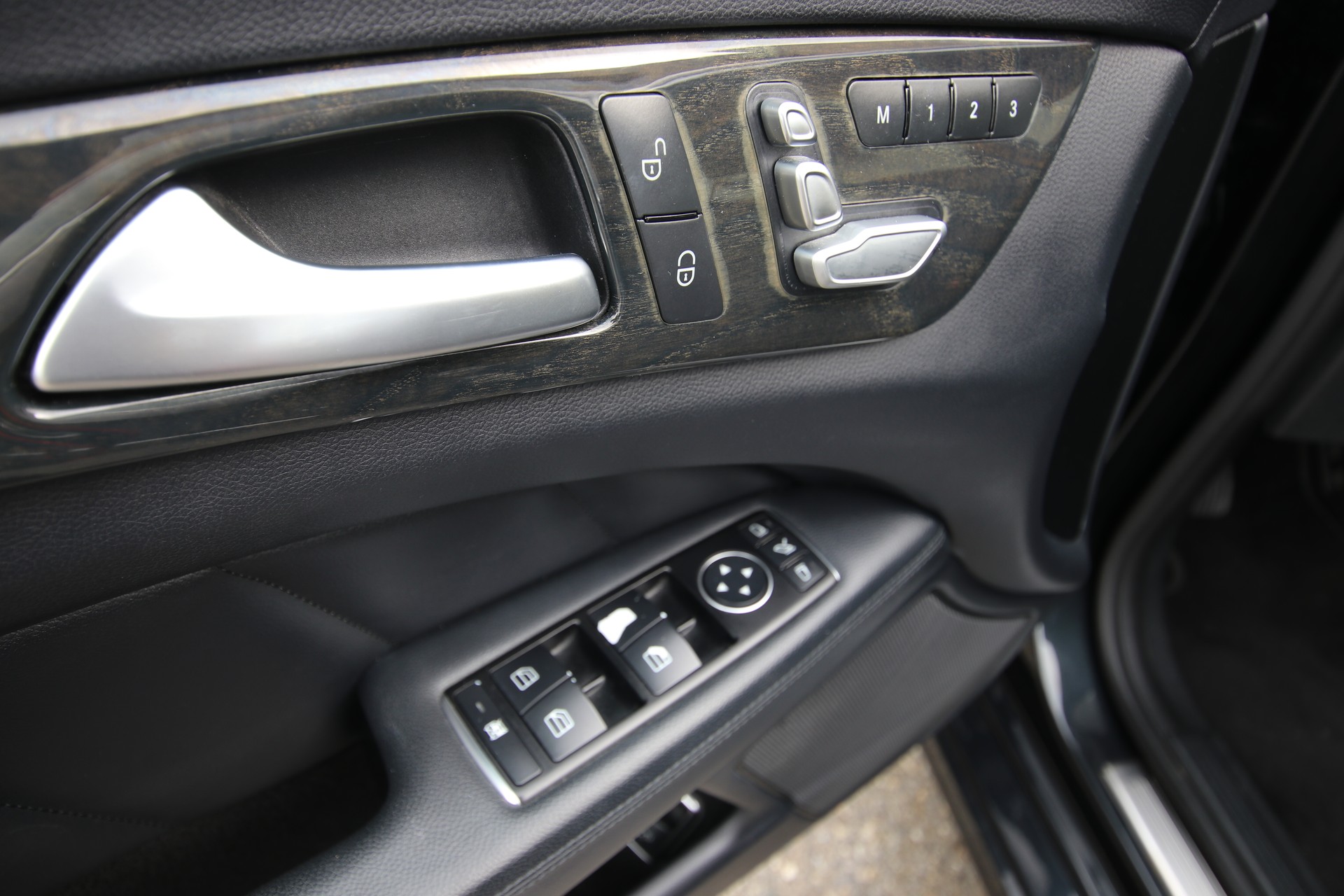 MERCEDES-BENZ CLS Shooting Brake 350 BlueTEC 4Matic 7G-Tronic-image-24