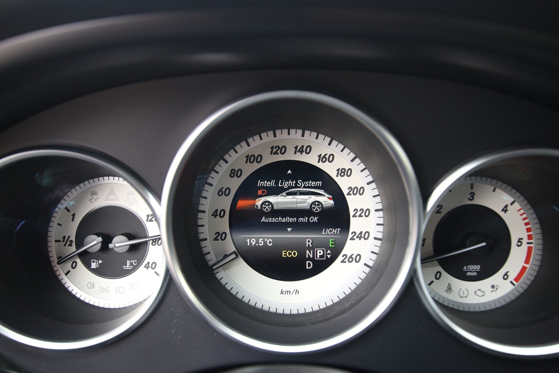MERCEDES-BENZ CLS Shooting Brake 350 BlueTEC 4Matic 7G-Tronic-image-22