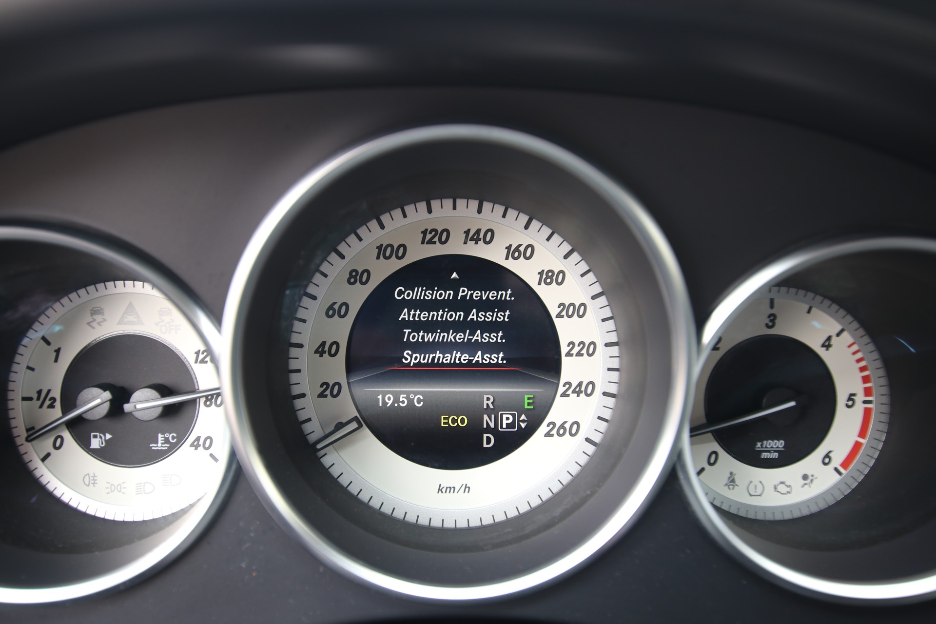 MERCEDES-BENZ CLS Shooting Brake 350 BlueTEC 4Matic 7G-Tronic-image-21
