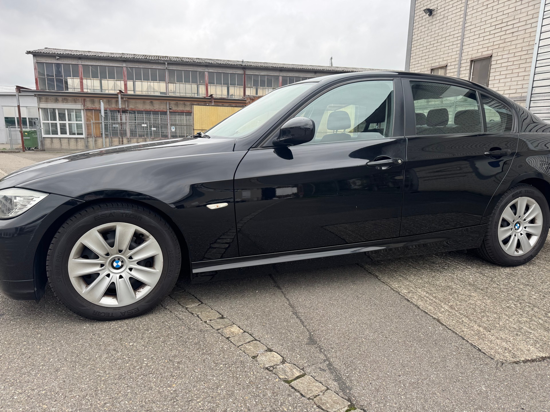 BMW 318i Dynamic Edition Steptronic-image-7